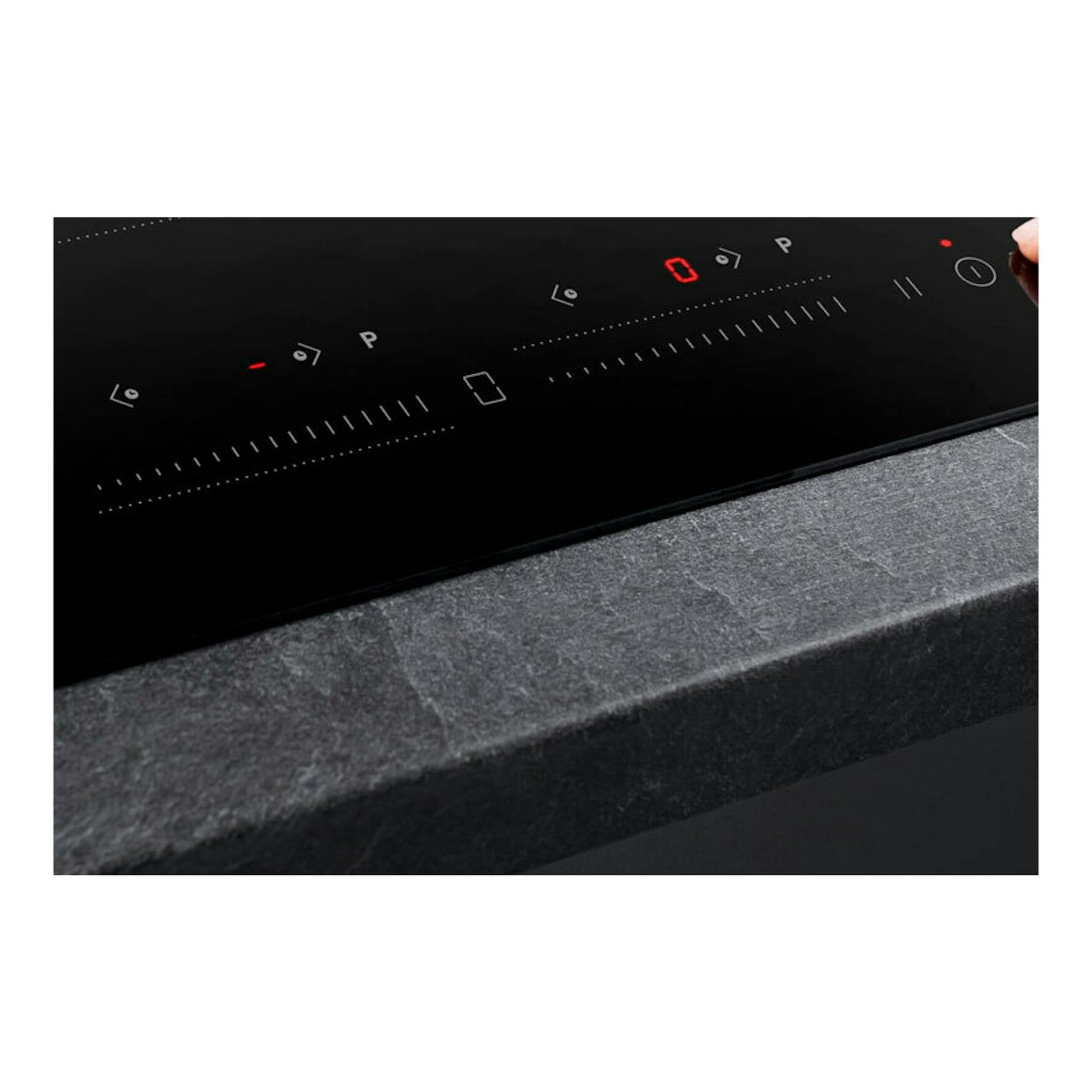 Placa de inducción Hisense HI6352BSCE negra, vista en ángulo, con panel táctil y un dedo tocando el mando.