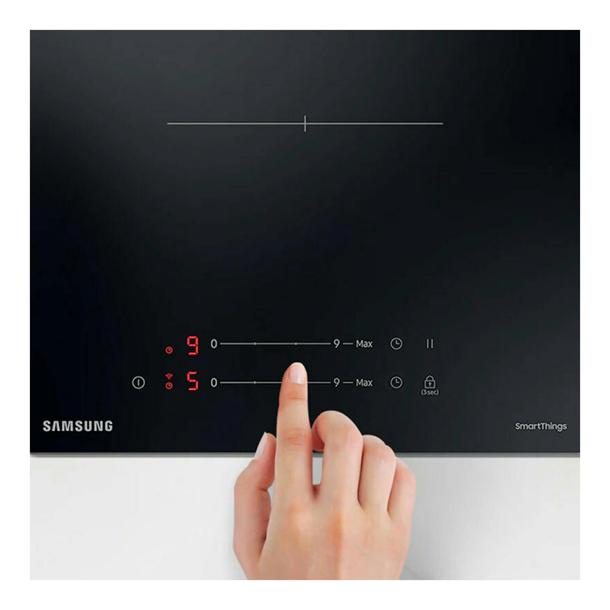 Placa de inducción Samsung NZ32BG2005FKU1 negra, vista frontal, con panel táctil y una mano pulsando.