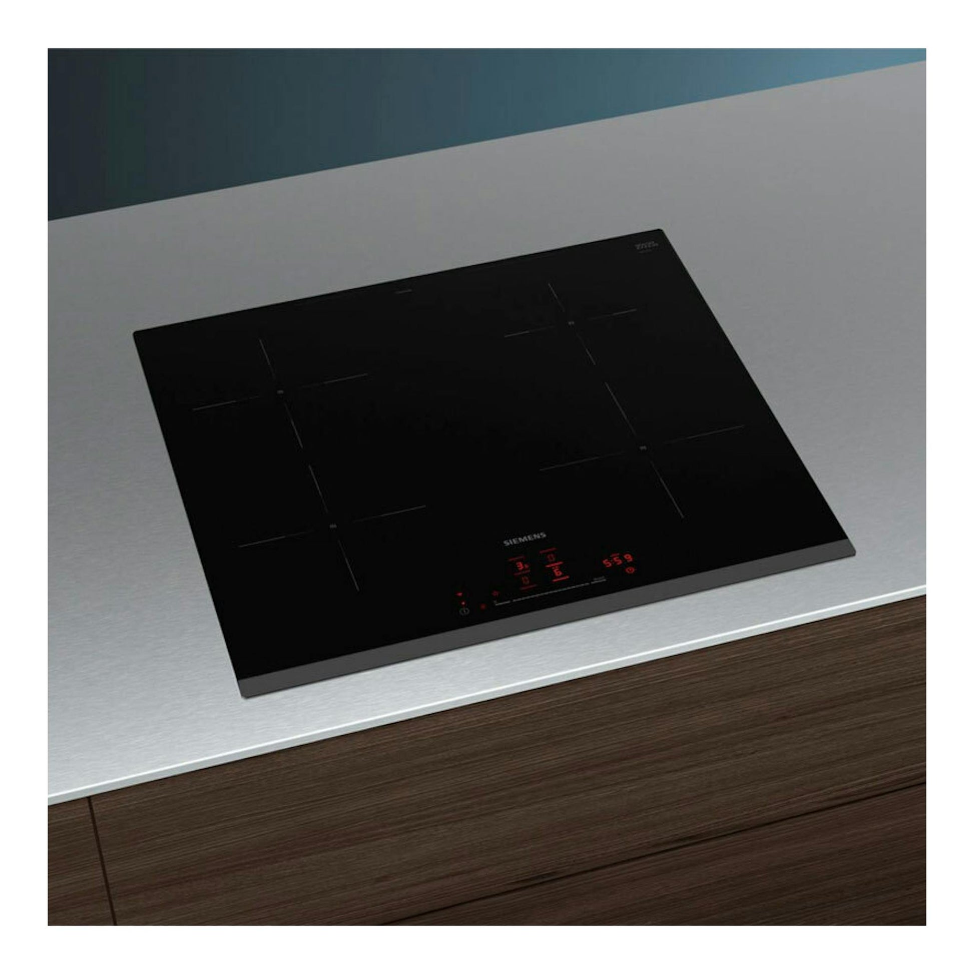 Placa de inducción Siemens EH631HEB1E negra, vista en ángulo sobre encimera, con controles táctiles rojos.