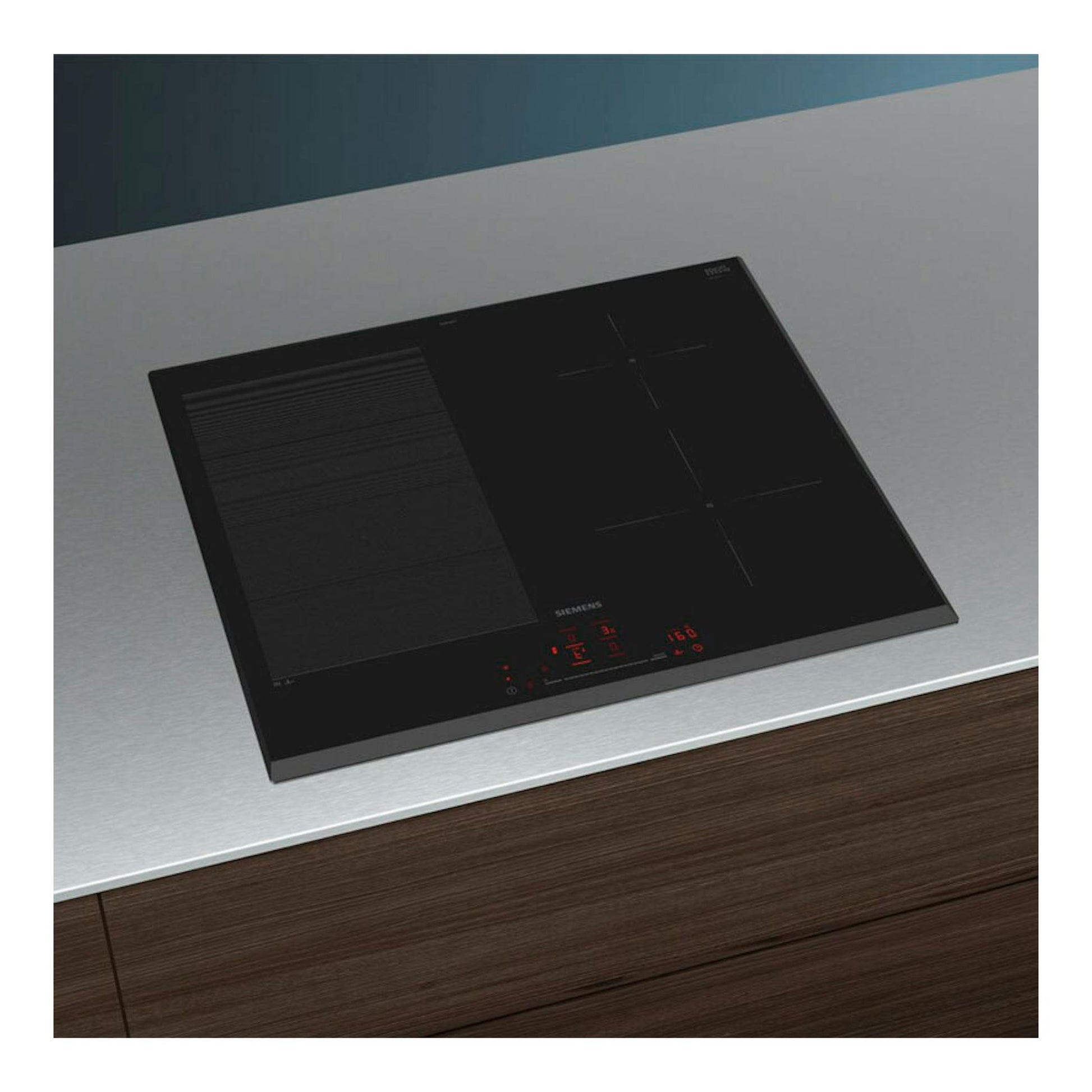 Placa de inducción Siemens EX651HEC1E negra, vista en ángulo sobre encimera de acero.