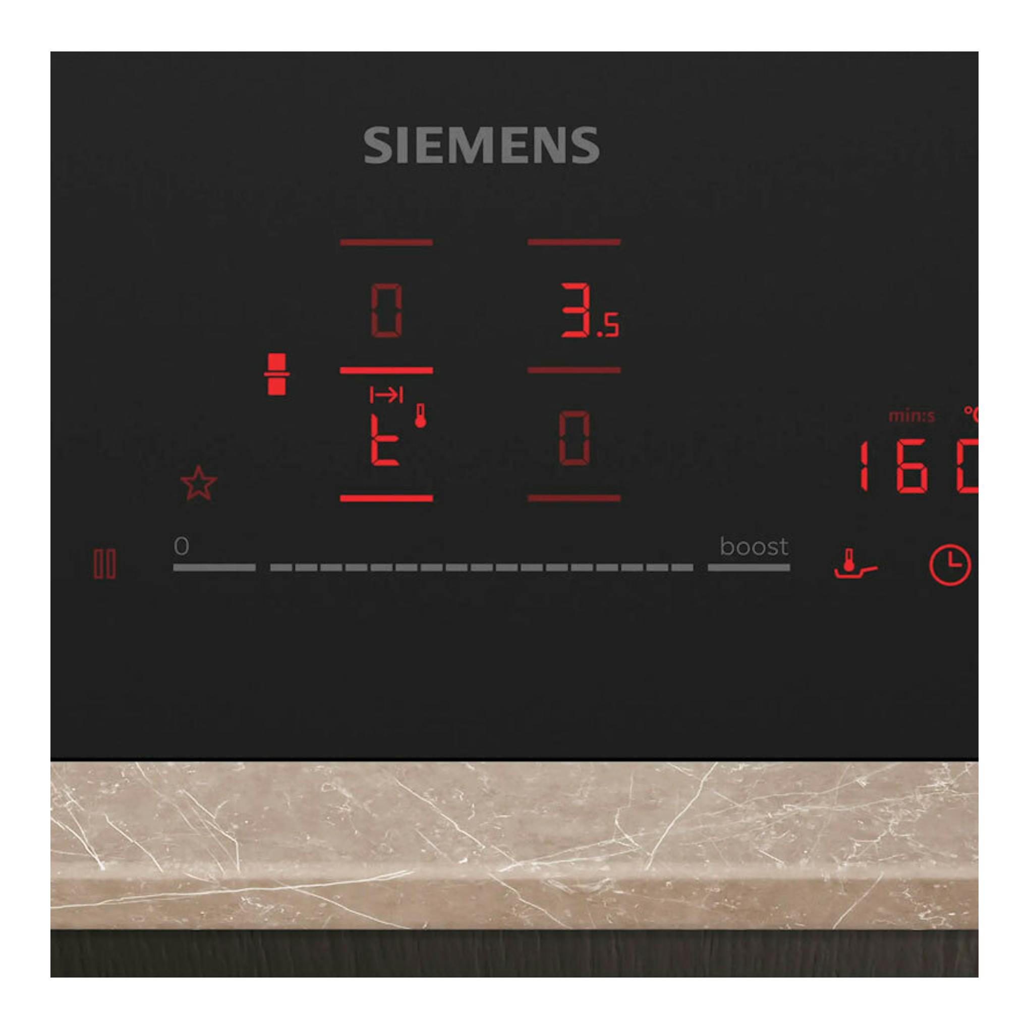Placa de inducción Siemens EX81AHEC1E, vista frontal cenital, cristal negro con mandos táctiles rojos.