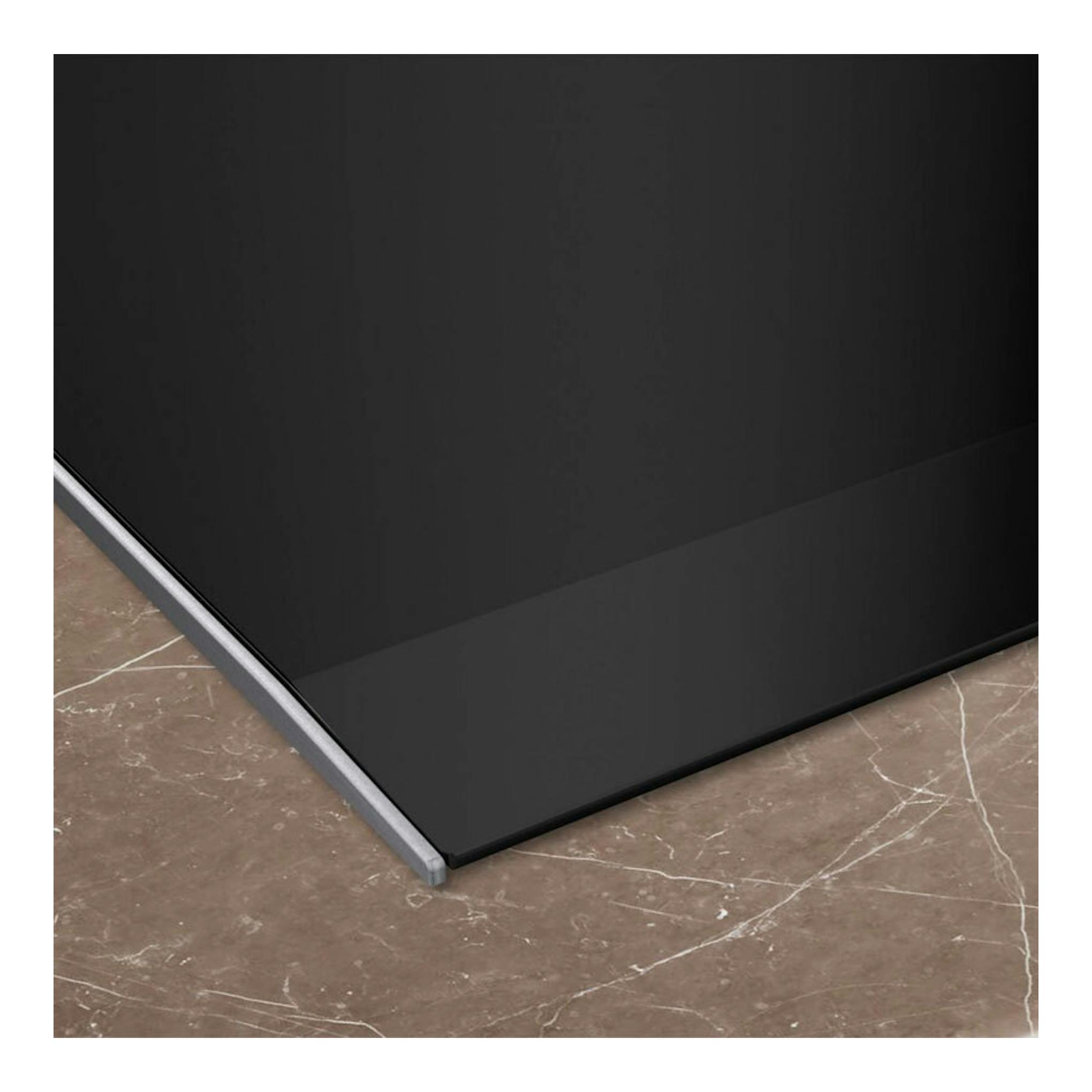 Placa de inducción Siemens EX975LXC1E negra, vista en ángulo sobre encimera de mármol.