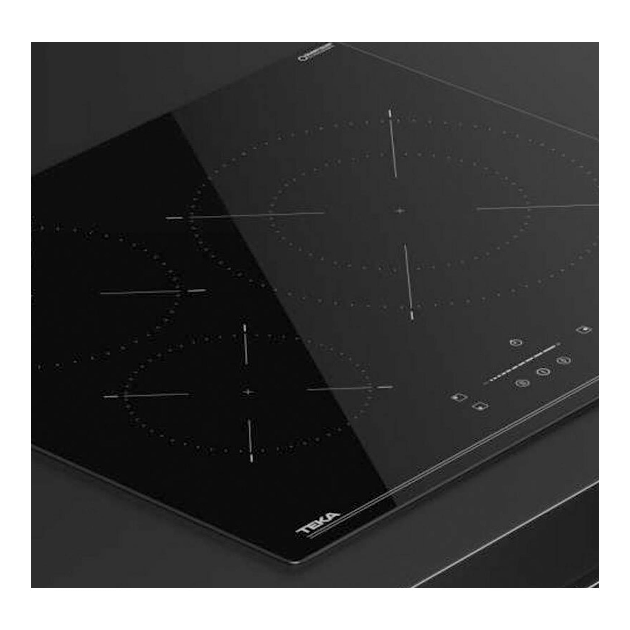 Placa de inducción Teka IBC63110SSMBK negra, vista en ángulo, con cuatro zonas y controles táctiles.