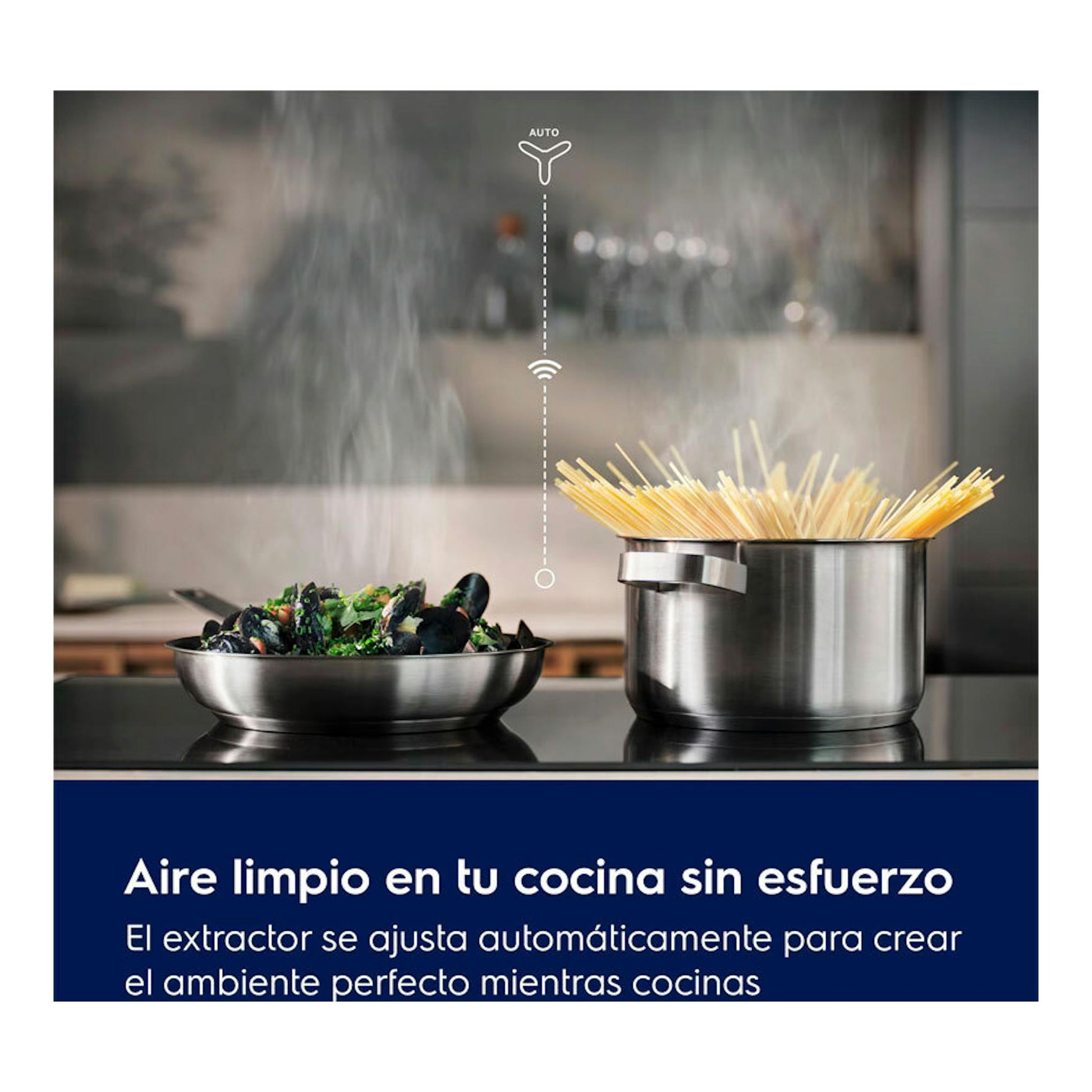 Anuncio de placa de inducción Electrolux EIT61336, vista frontal, con olla y sartén sobre superficie negra.