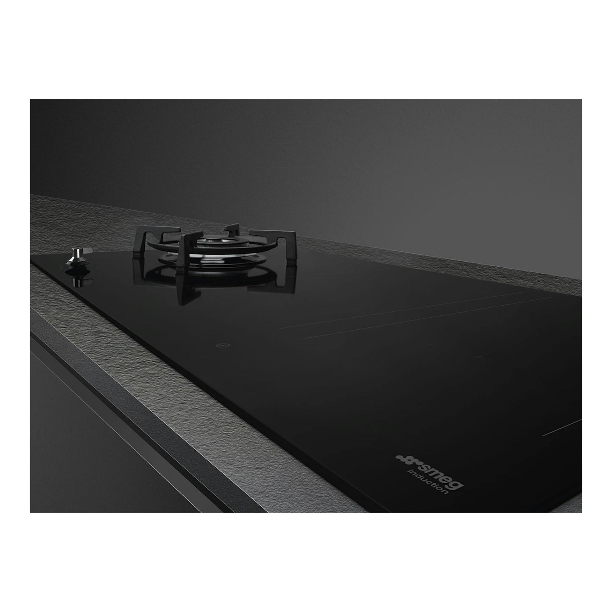 Placa Smeg PM3953D negra, vista en ángulo, con un quemador de gas y zonas de inducción.