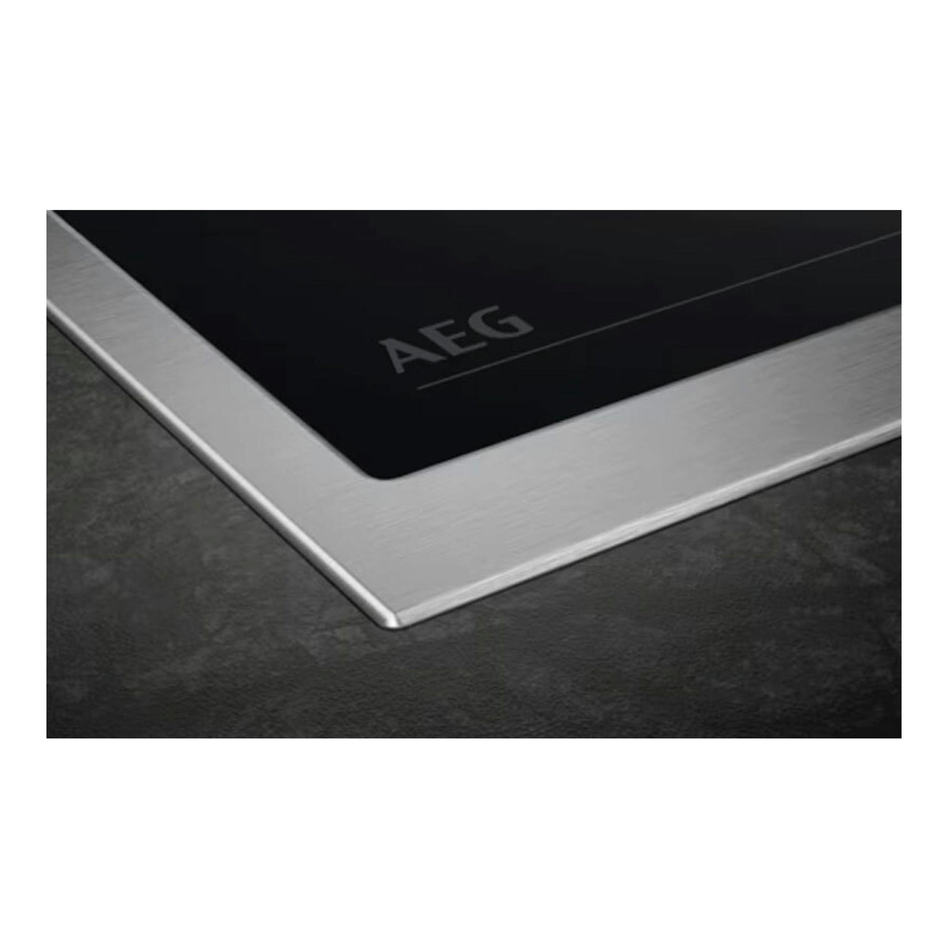 Placa vitrocerámica AEG TN64RA06XB, vista en ángulo, vidrio negro con marco de acero inoxidable.