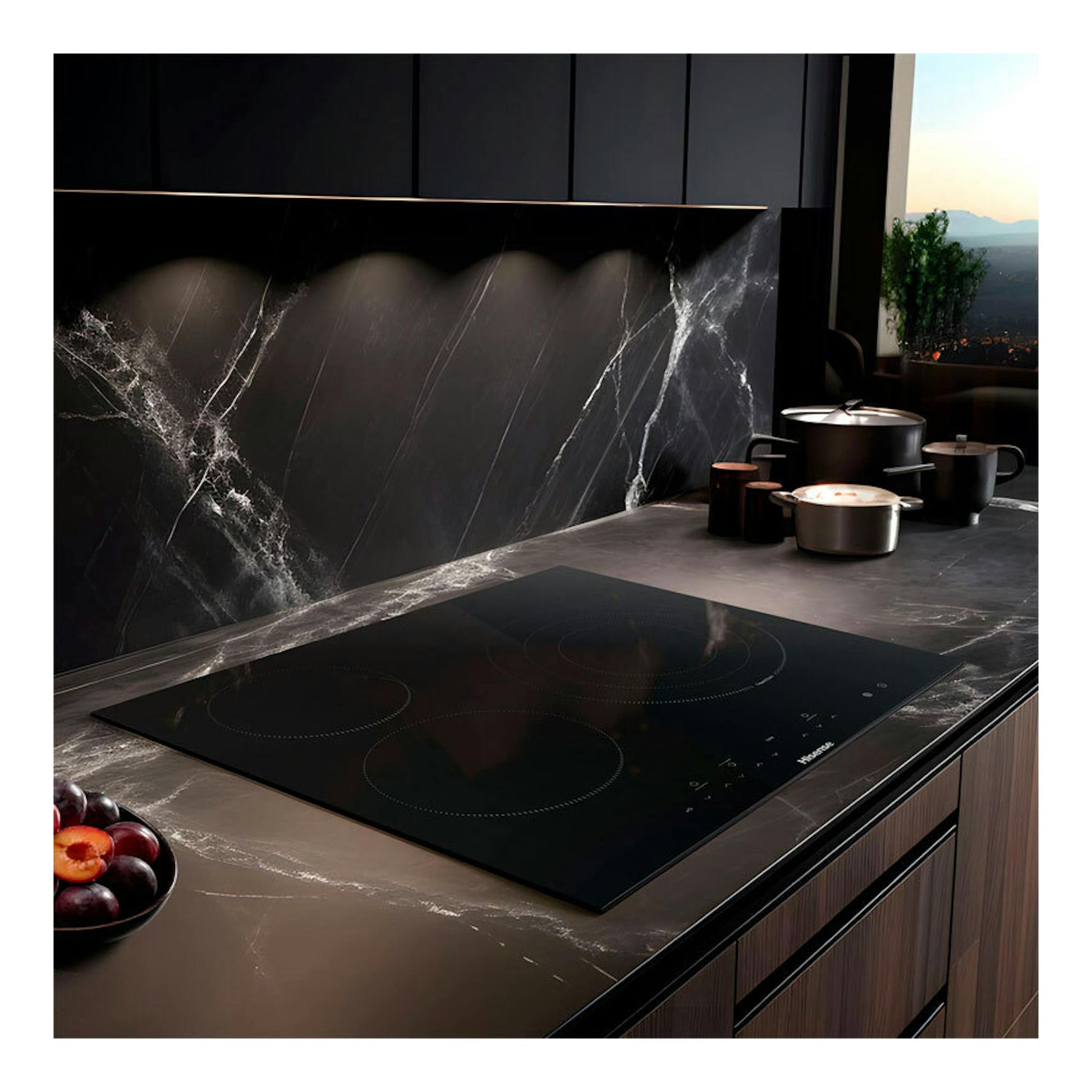 Placa vitrocerámica negra Hisense E6332BSCE, vista en ángulo sobre encimera de cocina.