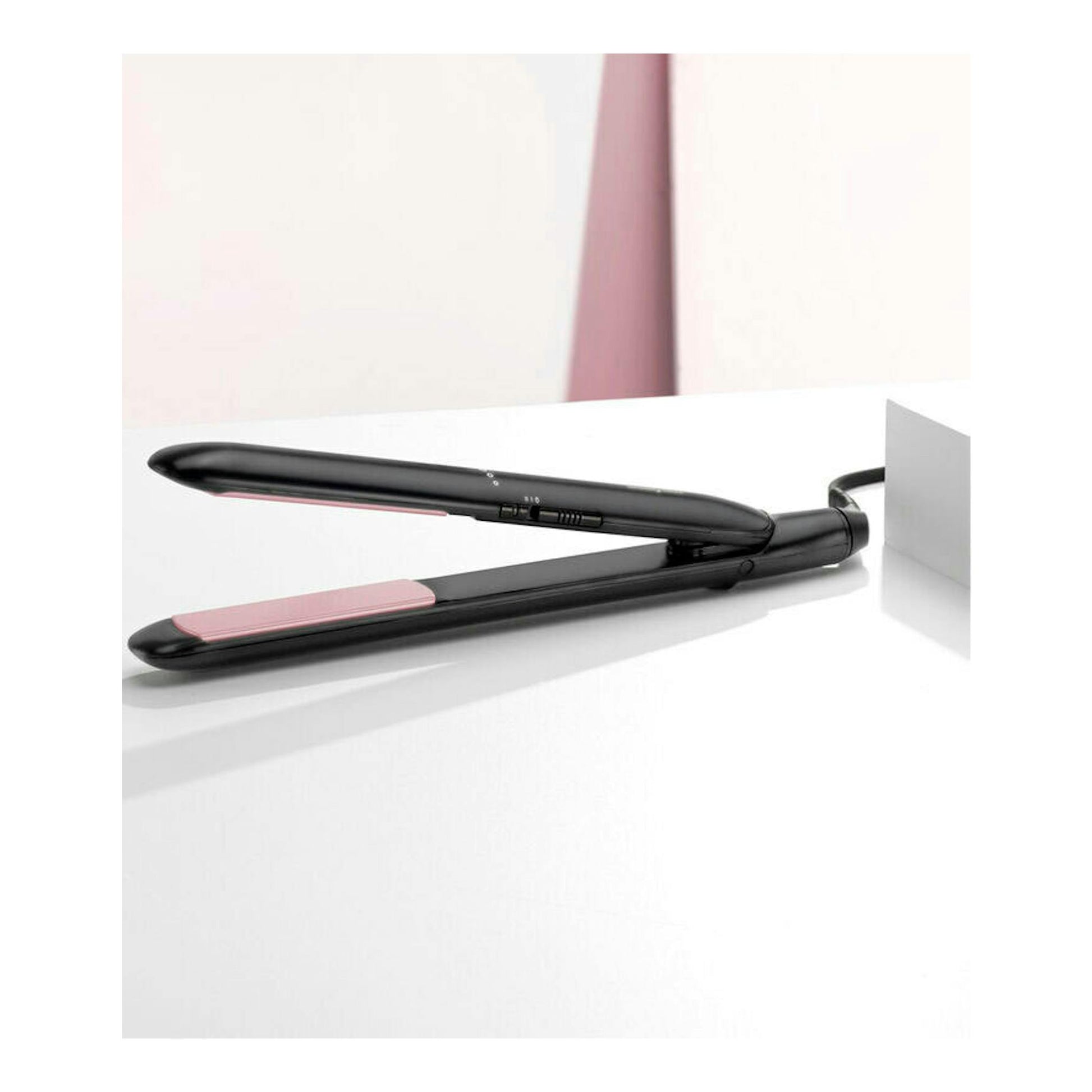 Plancha de pelo Babyliss ST241E negra con placas rosas, vista lateral, abierta sobre fondo blanco.