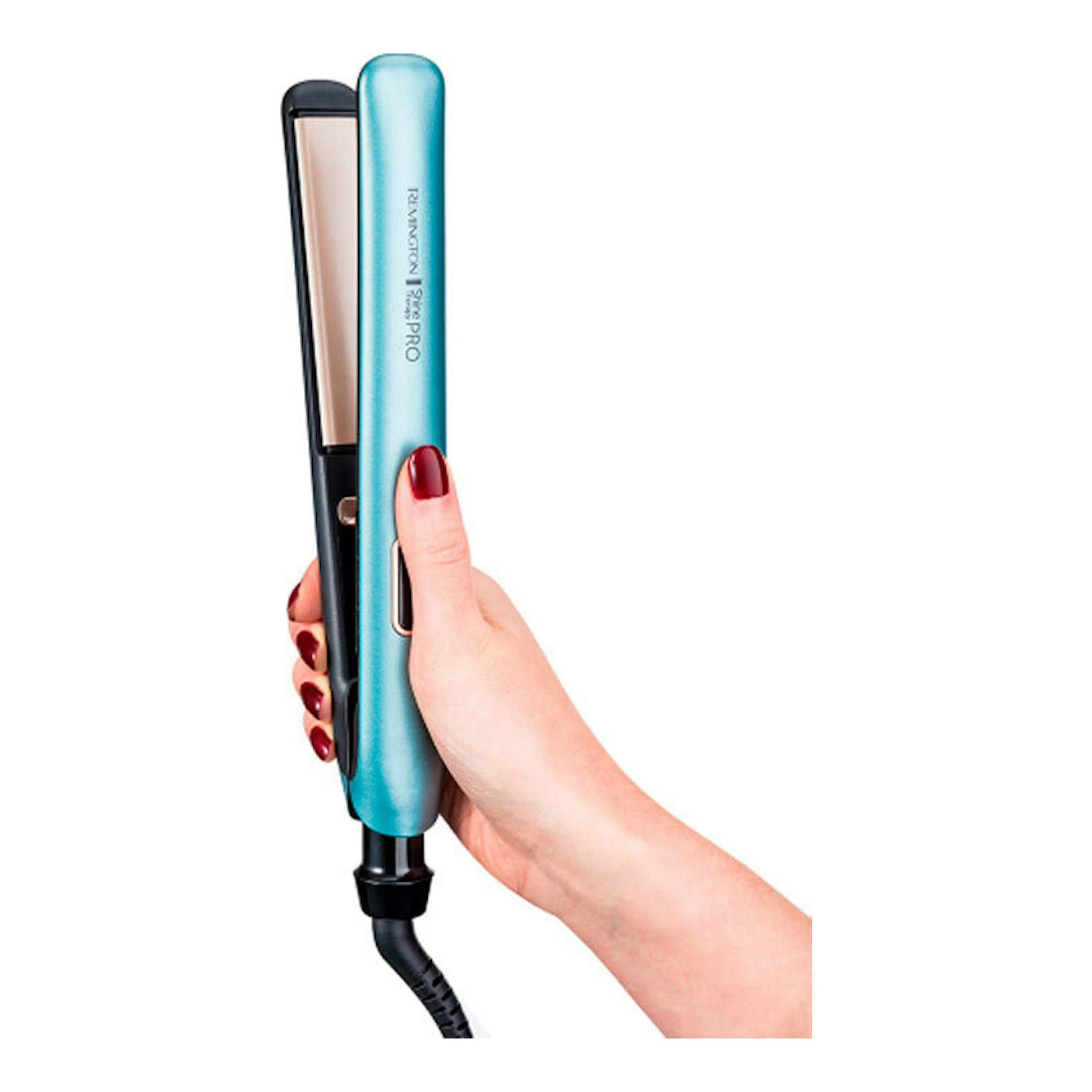 Plancha de pelo Remington S9300 azul turquesa, vista lateral, sostenida con una mano.
