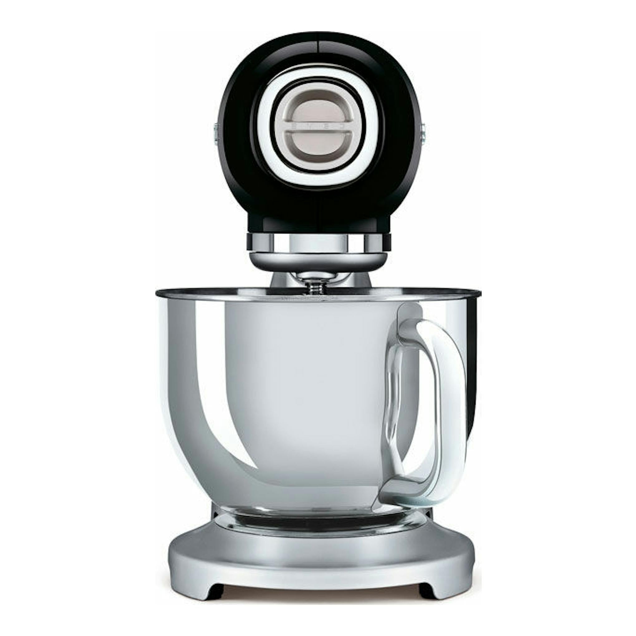 Smeg SMF02BLEU, batidora de pie negra y plateada, vista frontal sobre fondo blanco.