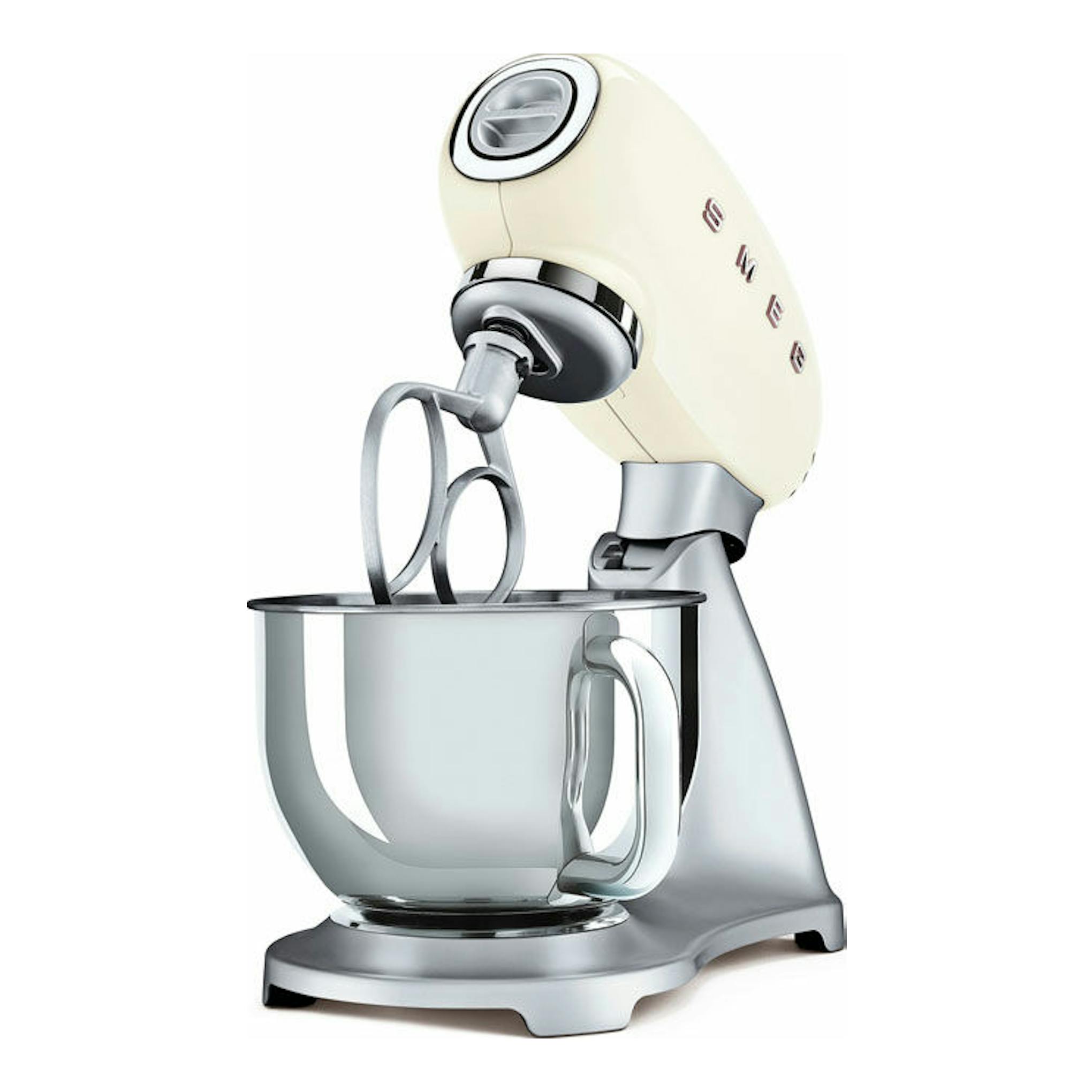 Batidora Smeg SMF02CREU crema, vista lateral, con bol metálico y varillas.