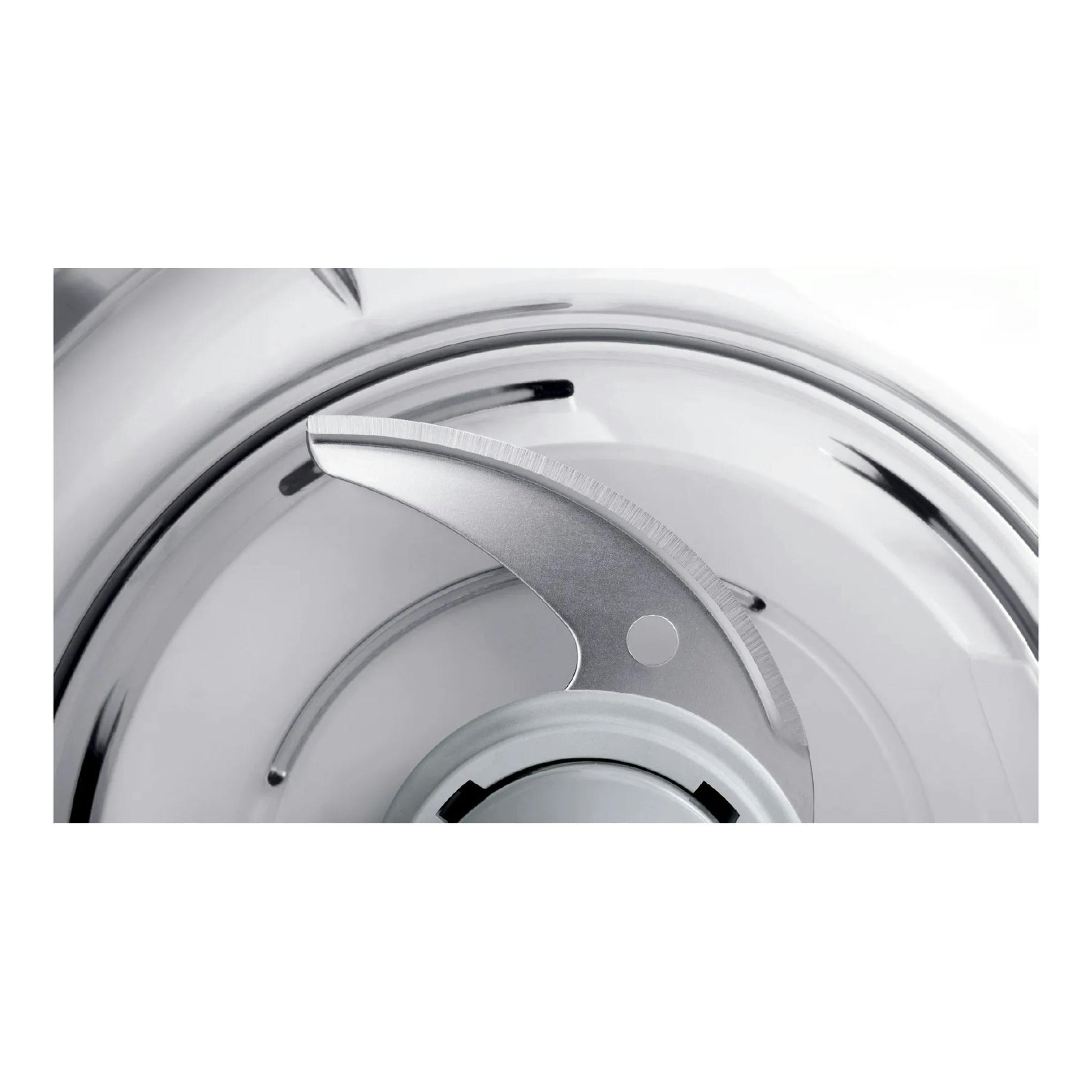 Bosch MultiTalent 3 MCM3100W: primer plano del cuchillo de acero dentro del bol transparente del procesador.
