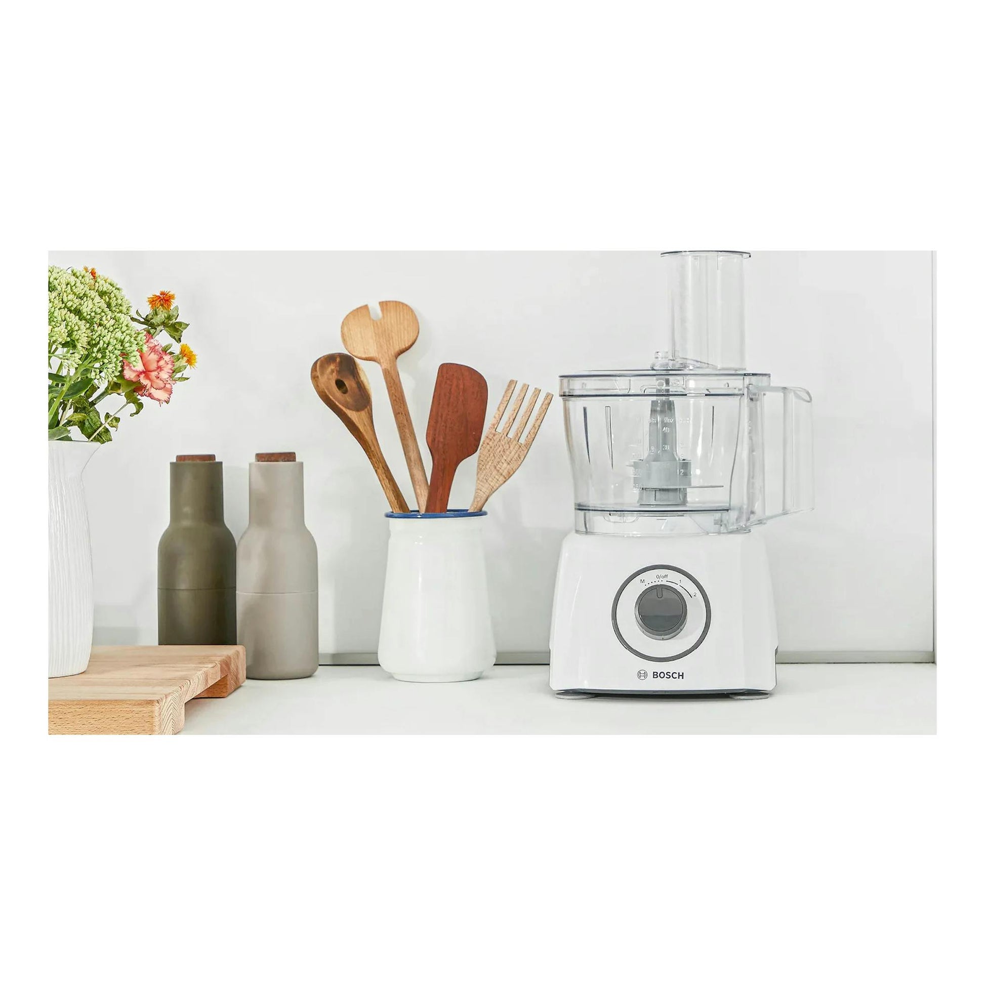 Procesador de alimentos Bosch MultiTalent 3 blanco, vista frontal, con jarra transparente y selector frontal.