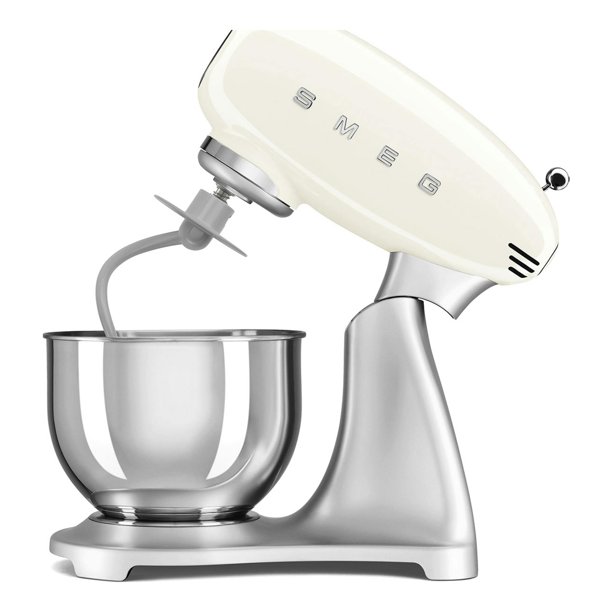 Robot de cocina Smeg SMF04CREU color crema y plata, vista lateral con bol de acero inoxidable.