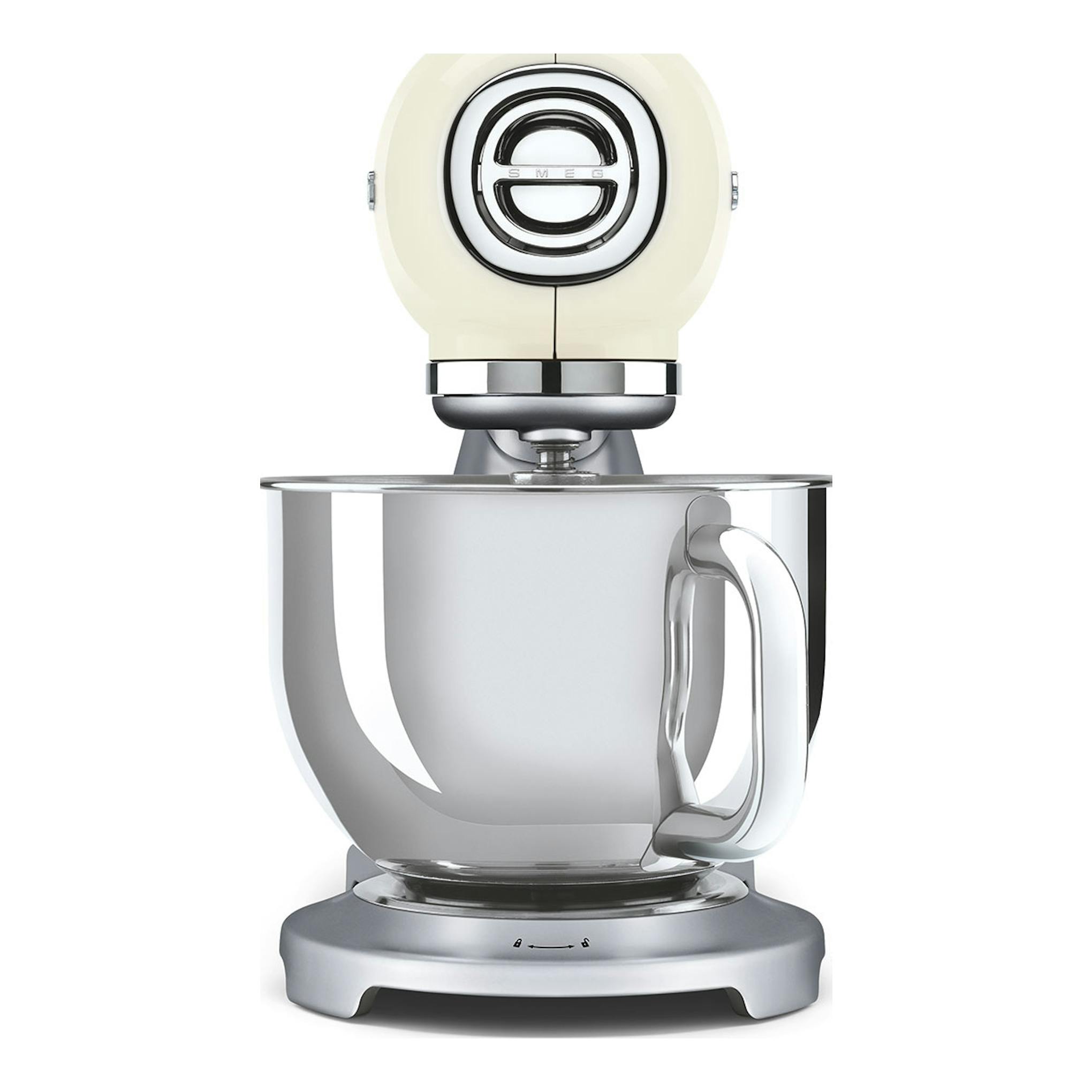 Robot de cocina Smeg SMF04CREU crema, vista frontal, con bol de acero inoxidable y cabezal abatible.