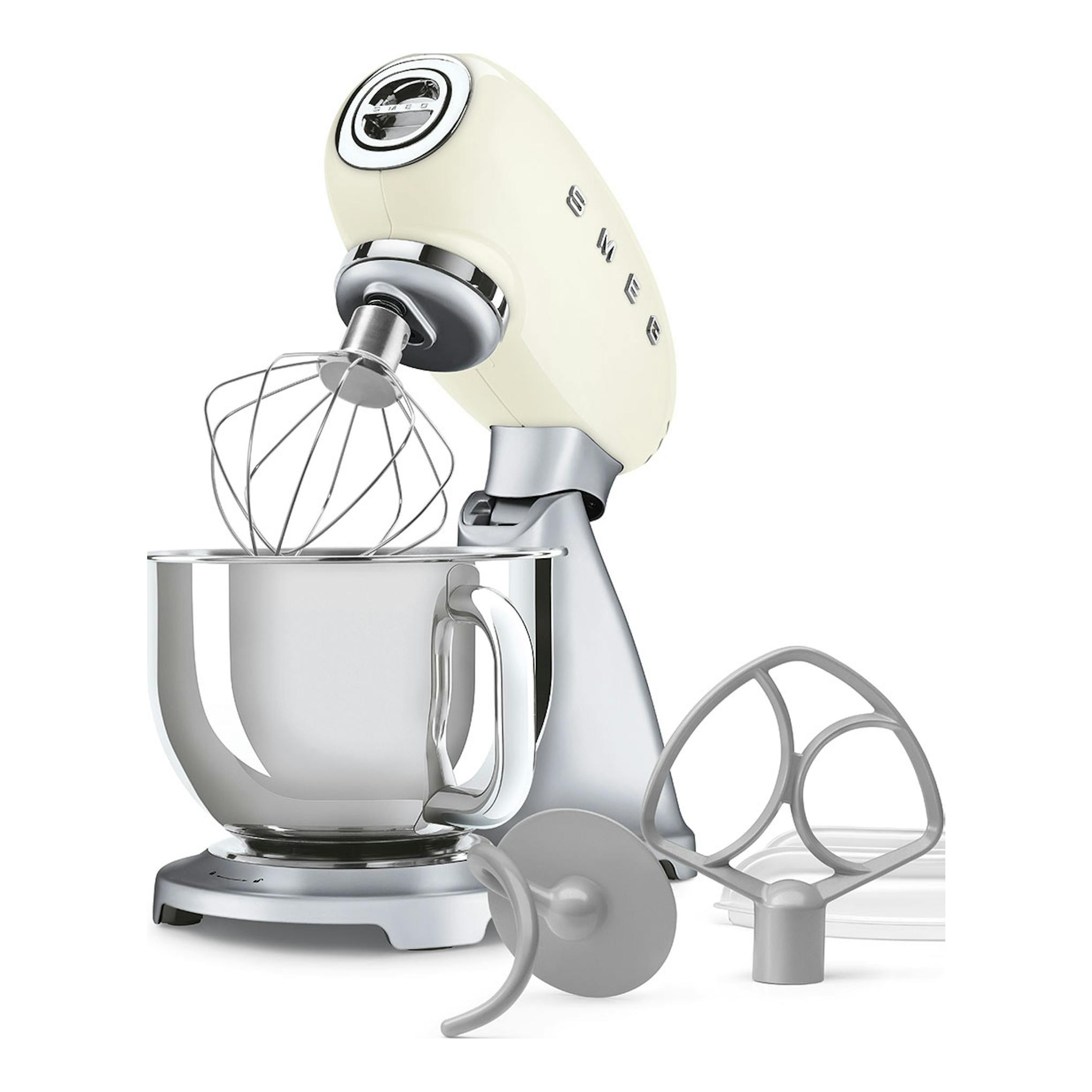 Robot de cocina Smeg SMF04CREU crema, vista frontal lateral, con bol de acero y accesorios.