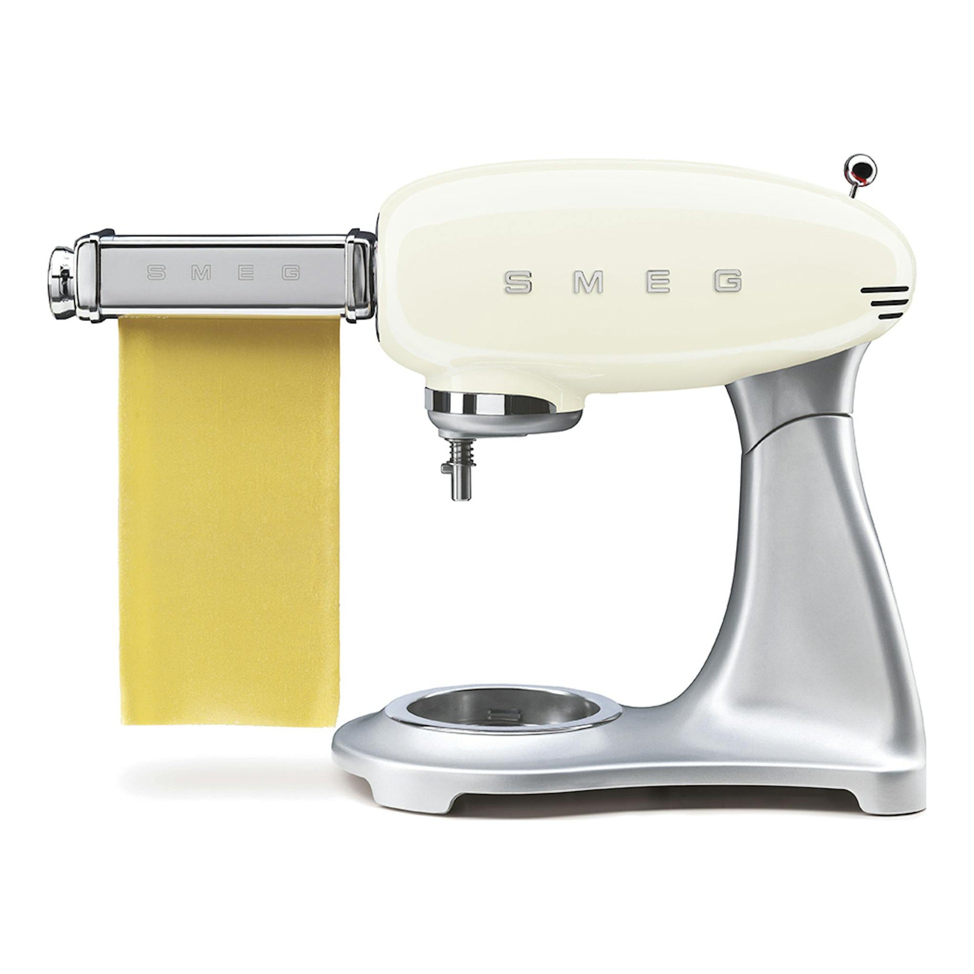 Robot de cocina Smeg SMF04CREU crema y plata, vista lateral, con accesorio laminador y lámina de pasta.