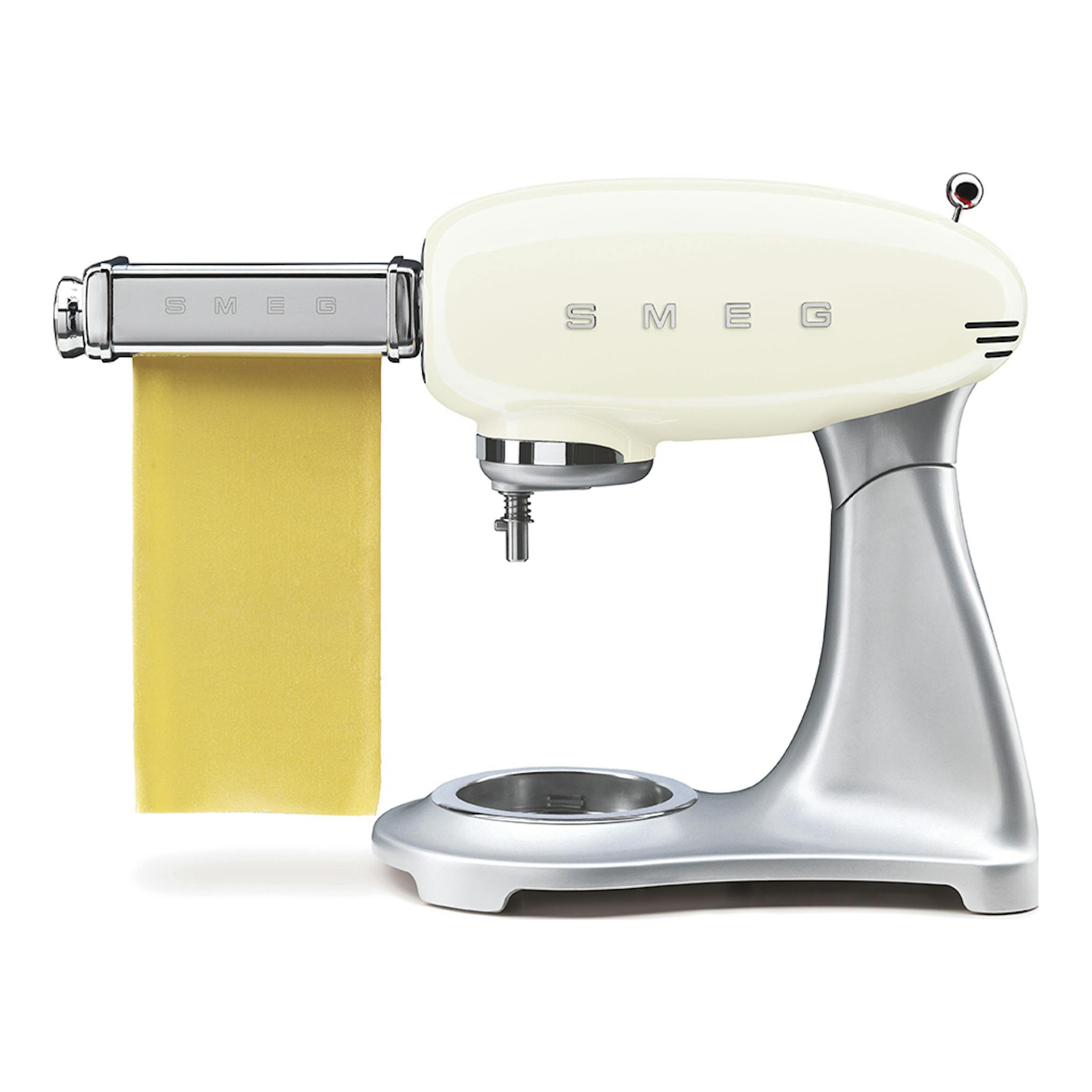 Robot de cocina Smeg SMF04CREU crema y plata, vista lateral, con accesorio laminador y lámina de pasta.