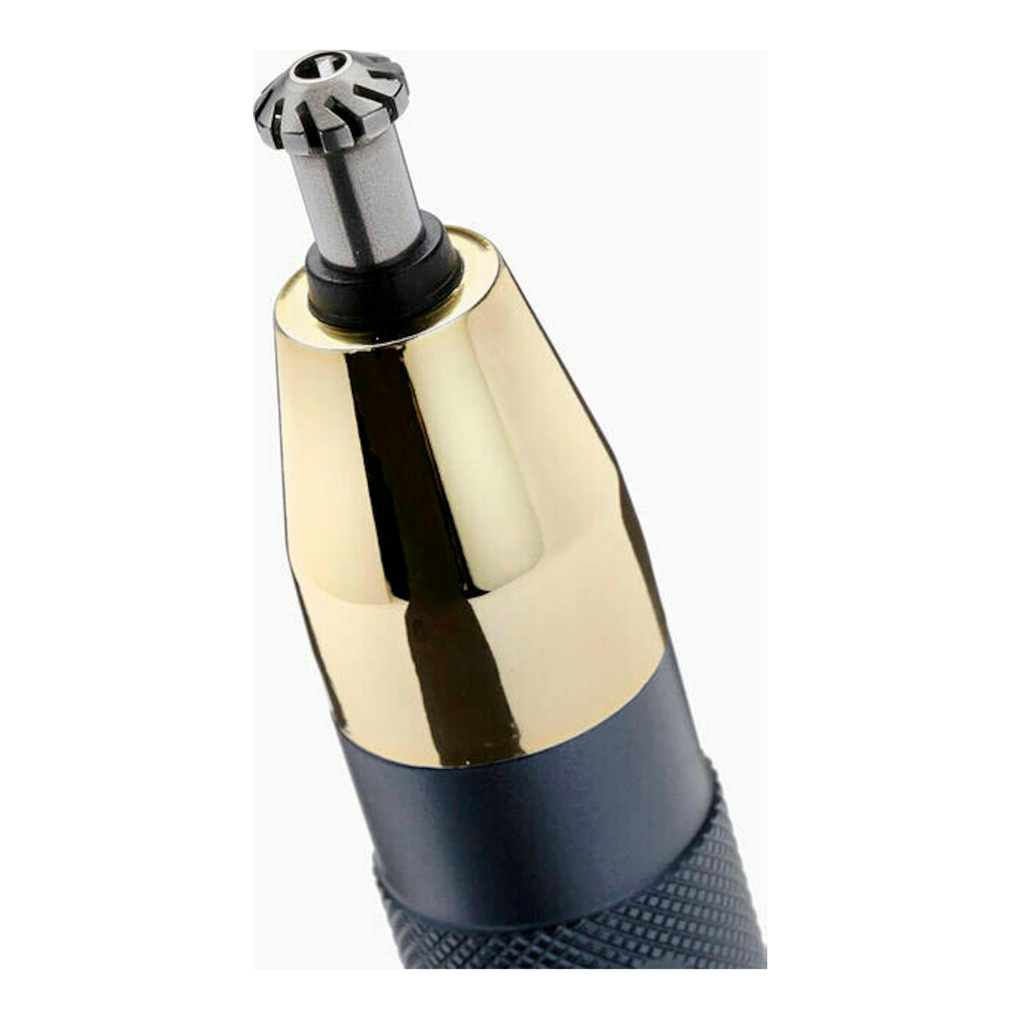 Recortador de nariz Babyliss E112E, vista en ángulo, cuerpo negro y dorado sobre fondo blanco.