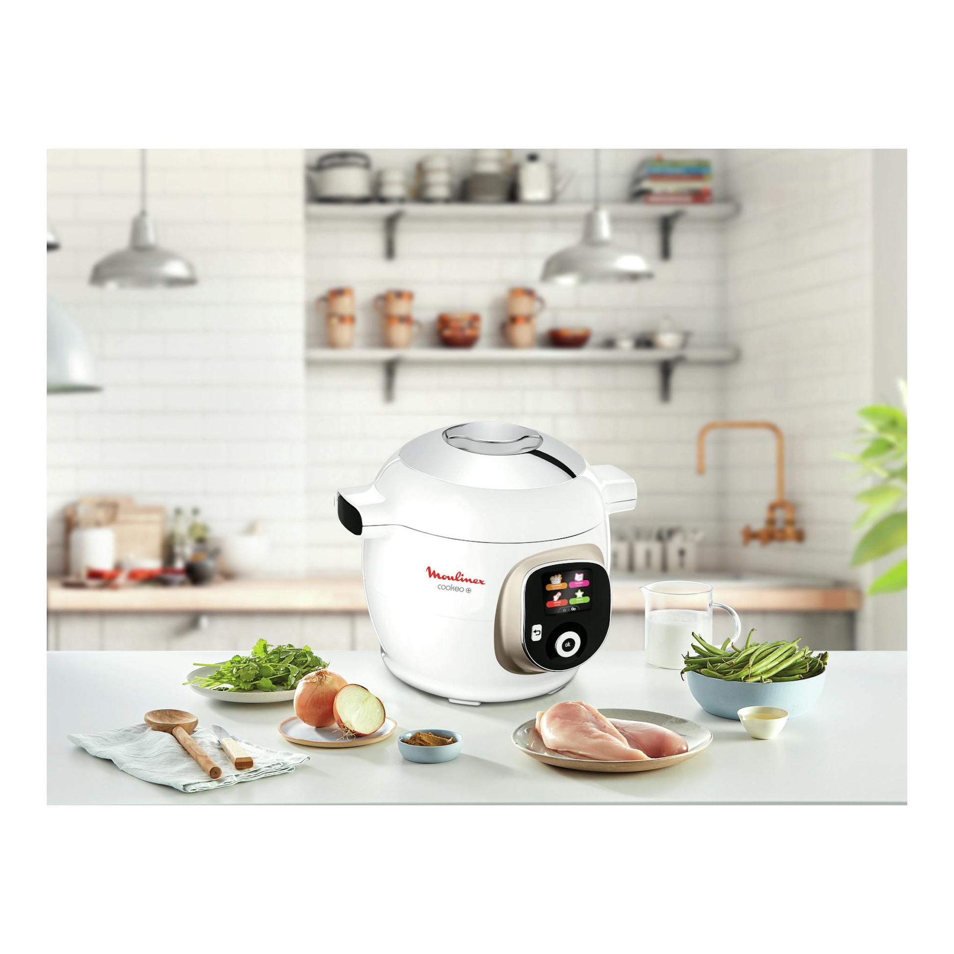 Robot de cocina Moulinex Cookeo+ blanco, vista frontal, con pantalla LCD y alimentos sobre la encimera.