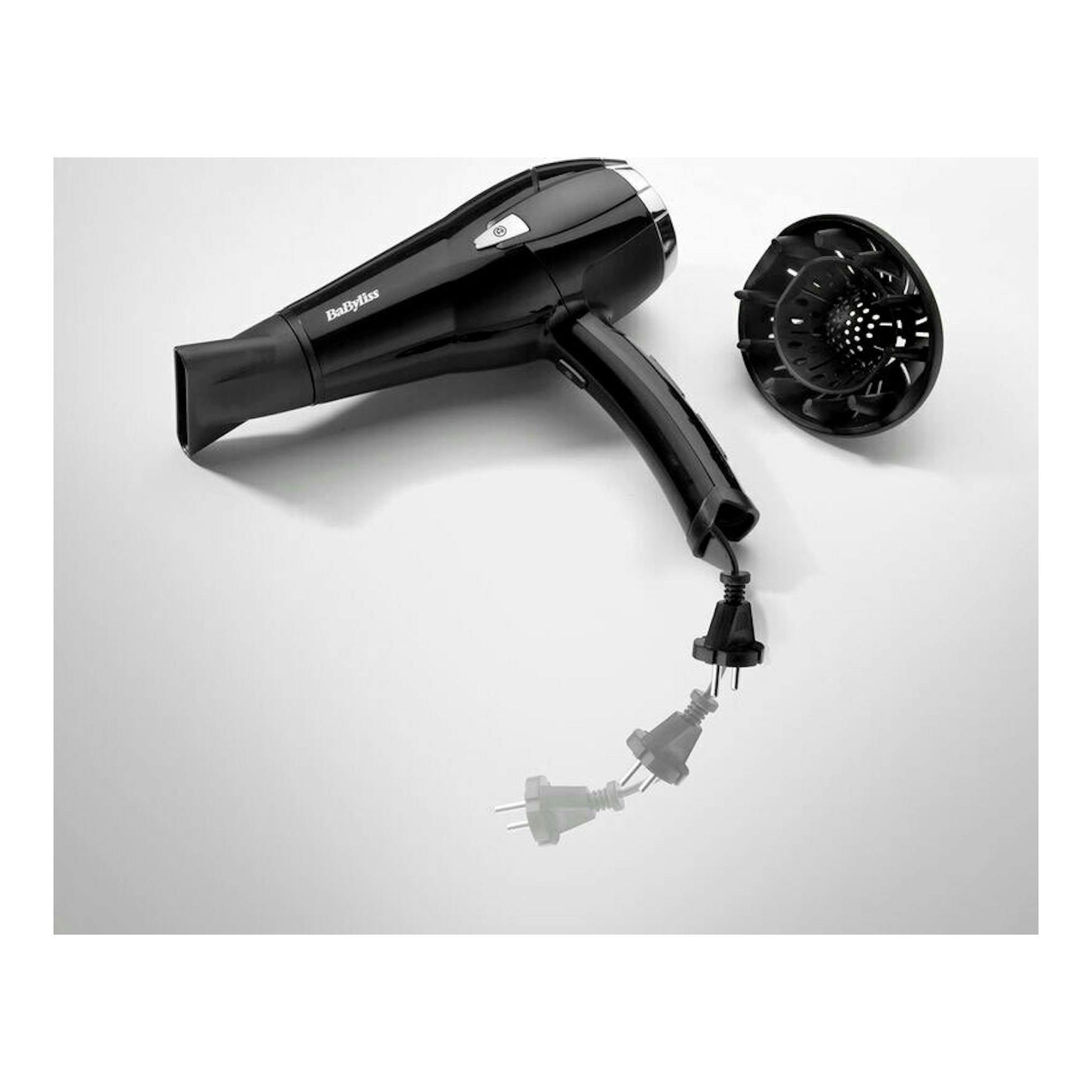 Secador Babyliss D374DE negro, vista lateral, con difusor desmontable y cable con enchufe sobre fondo blanco.