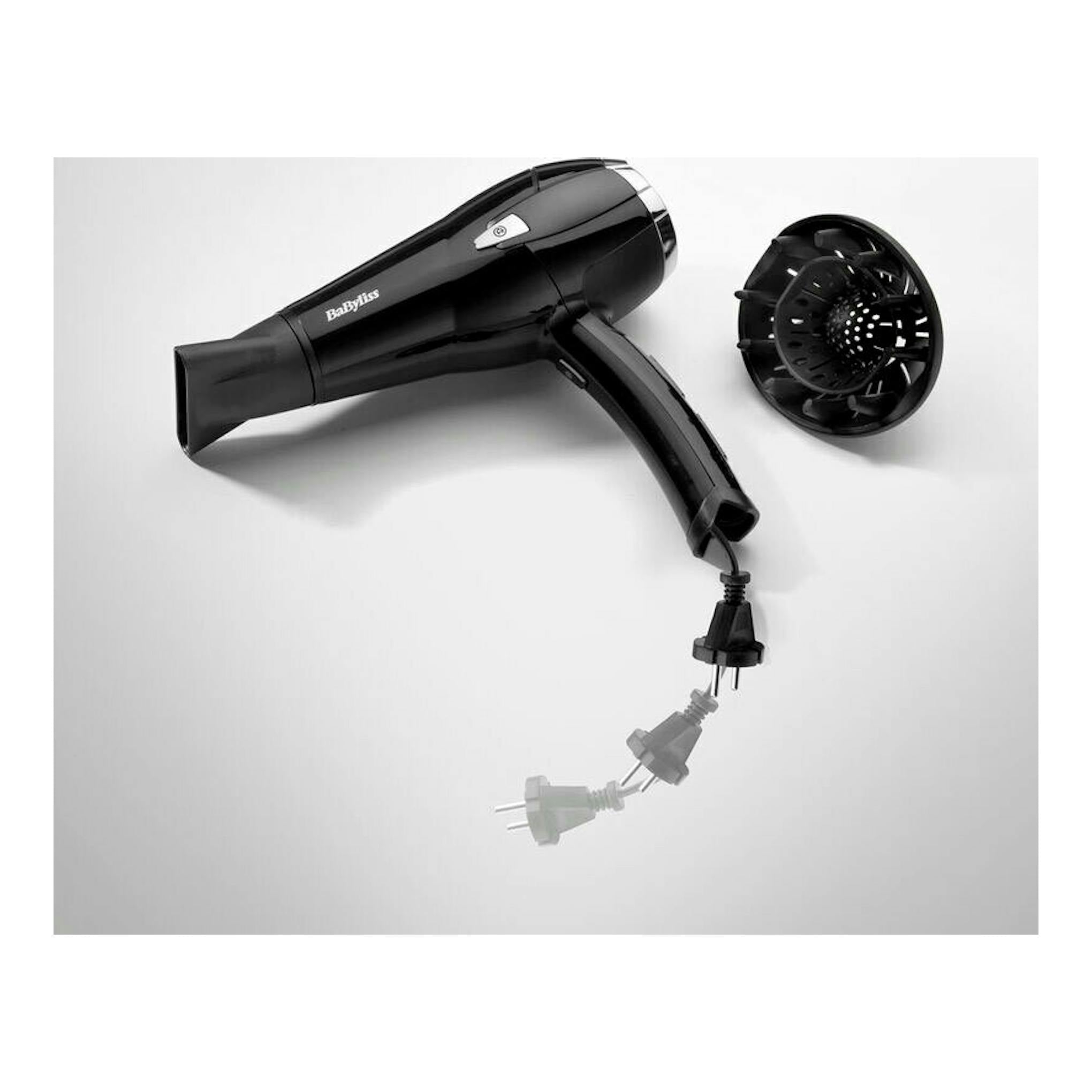 Secador Babyliss D374DE negro, vista lateral, con difusor desmontable y cable con enchufe sobre fondo blanco.