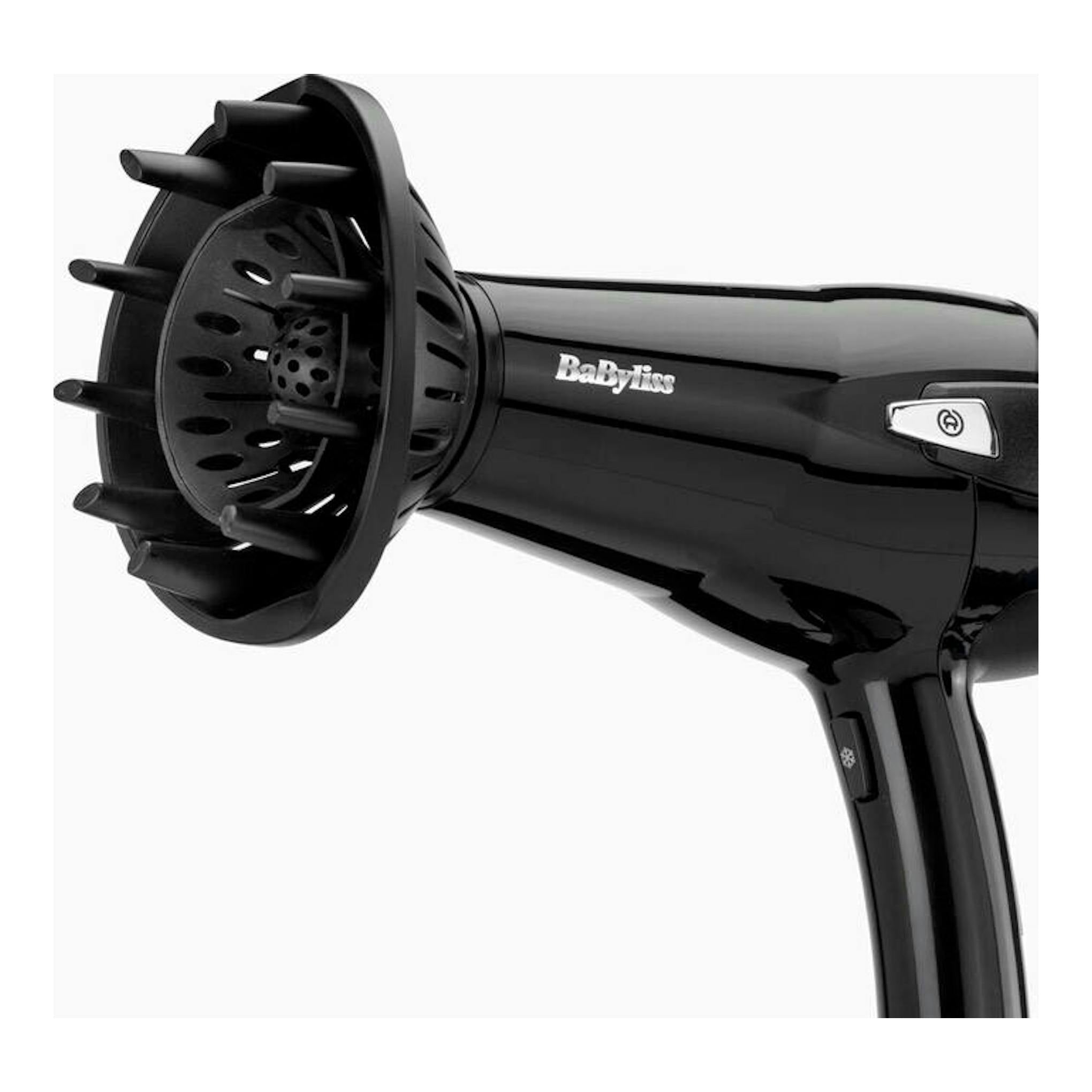 Secador BaByliss D374DE negro, vista lateral en primer plano con difusor y boquilla frontal.