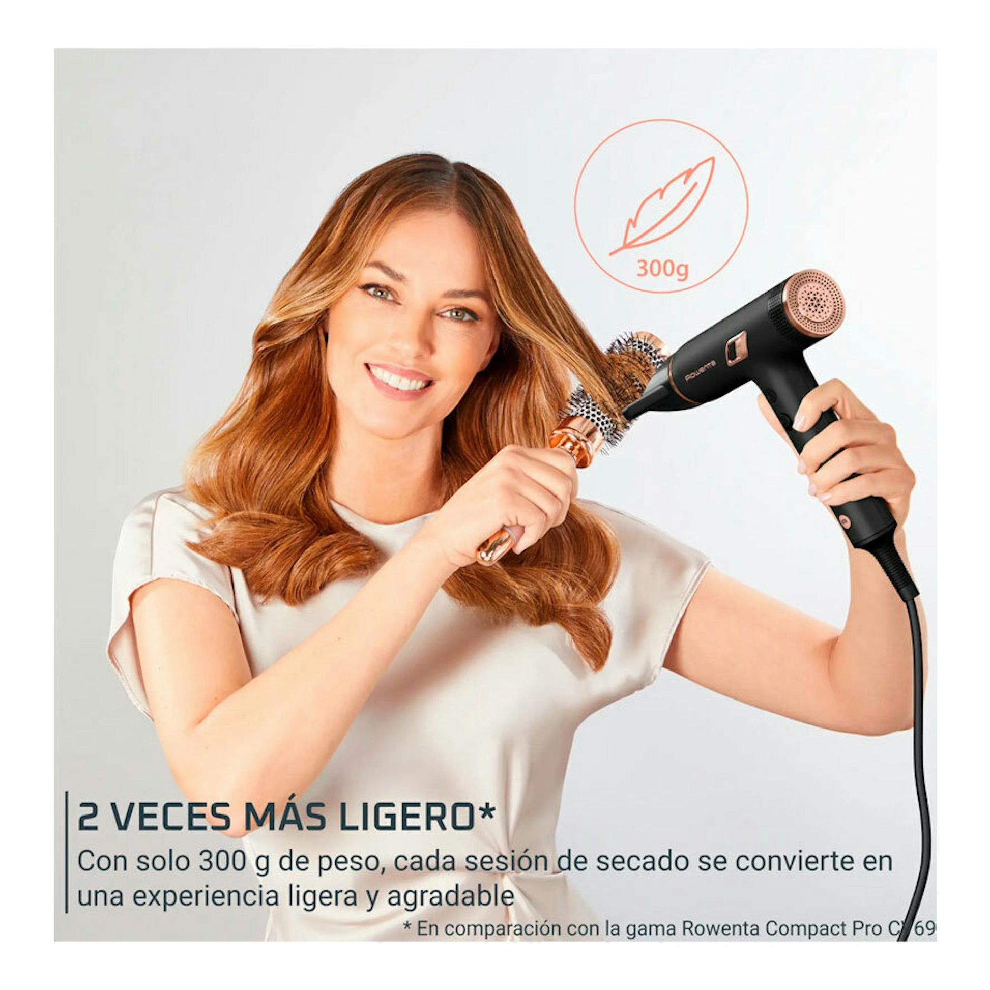 Secador Rowenta HY8310F0 negro en uso, con mujer peinándose con cepillo redondo, vista frontal.