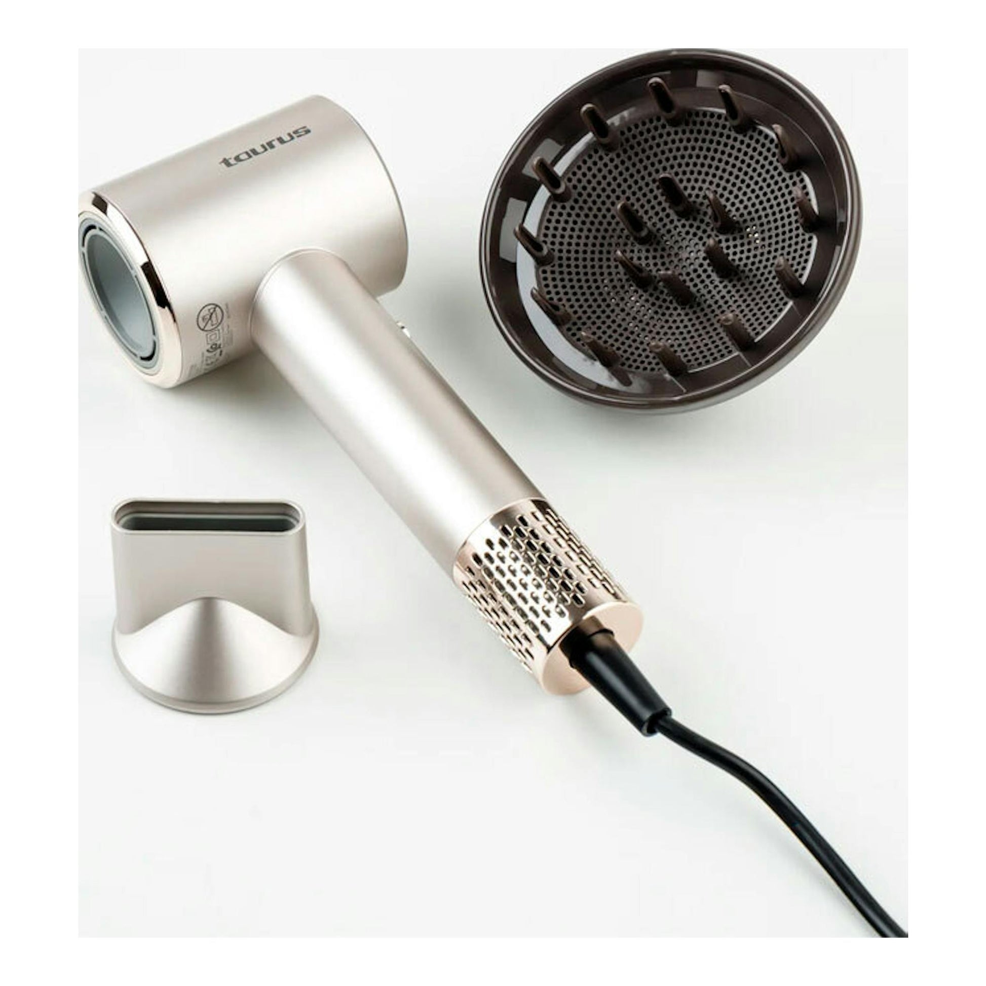 Secador Taurus Digital Force Protect beige, vista lateral con difusor y boquilla concentradora sobre fondo blanco.