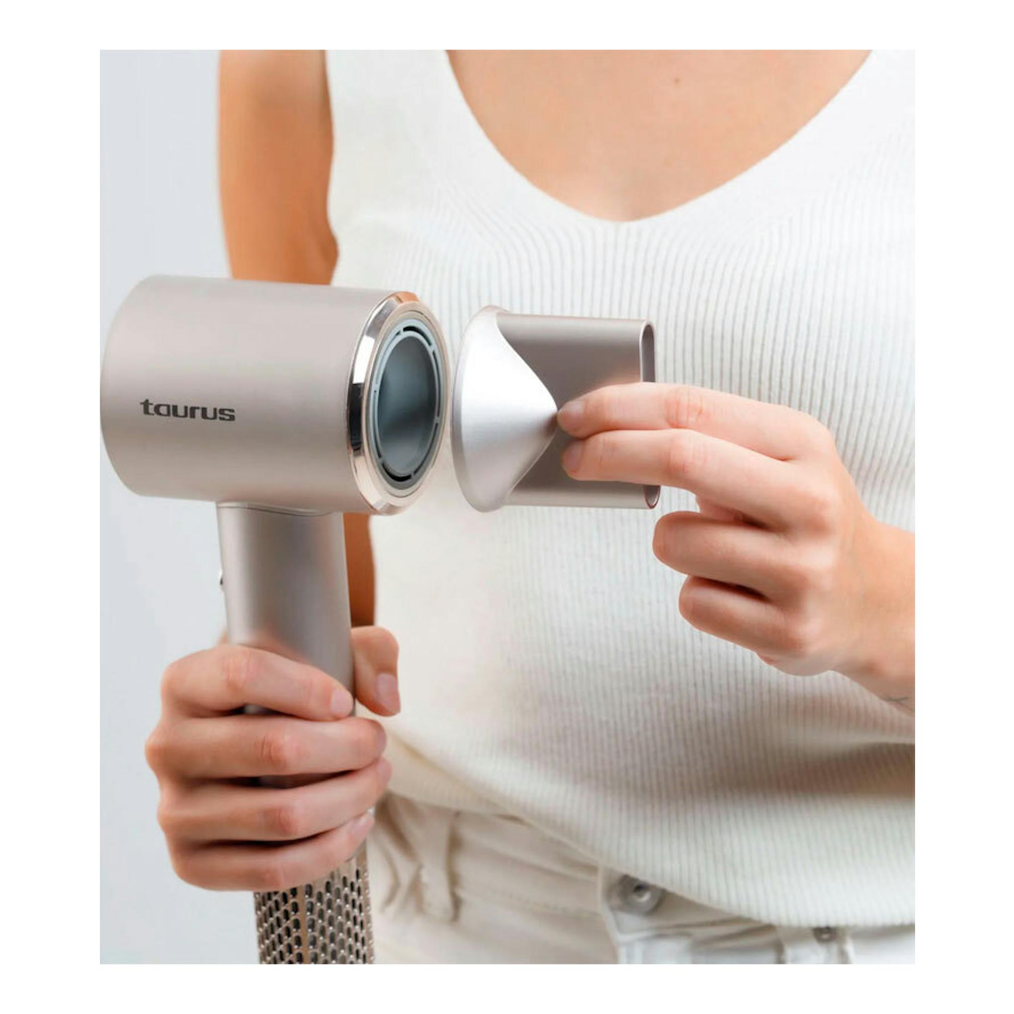 Secador Taurus Digital Force Protect gris claro, vista frontal, con boquilla desmontable.
