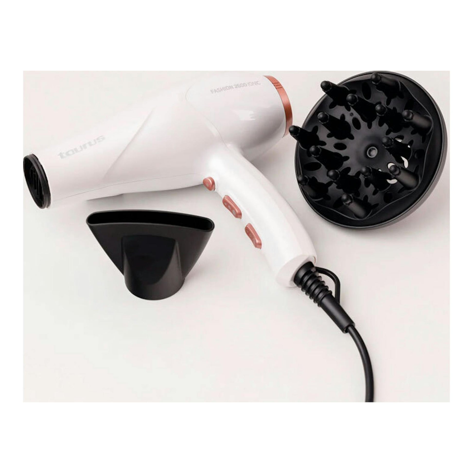 Secador Taurus Fashion 2600 Ionic blanco, vista superior, con difusor negro y boquilla concentradora.