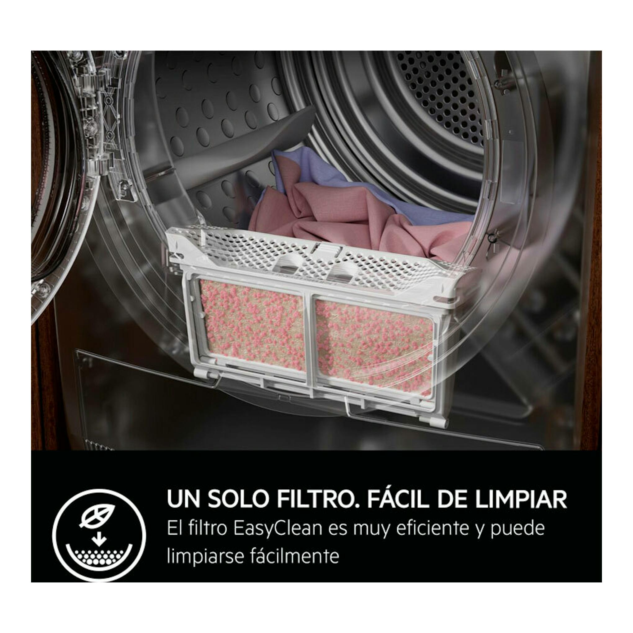 Interior de secadora AEG TR818A4OB con filtro EasyClean y ropa en el tambor, vista frontal.
