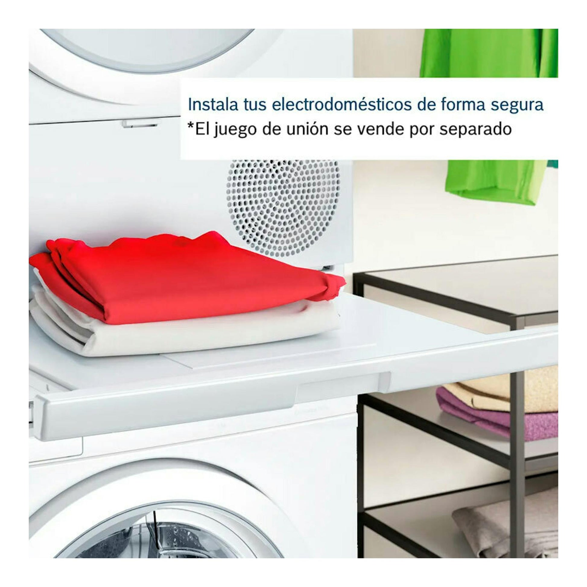 Secadora Bosch WQG235D1ES blanca, vista frontal parcial, con bandeja extraíble y ropa encima.