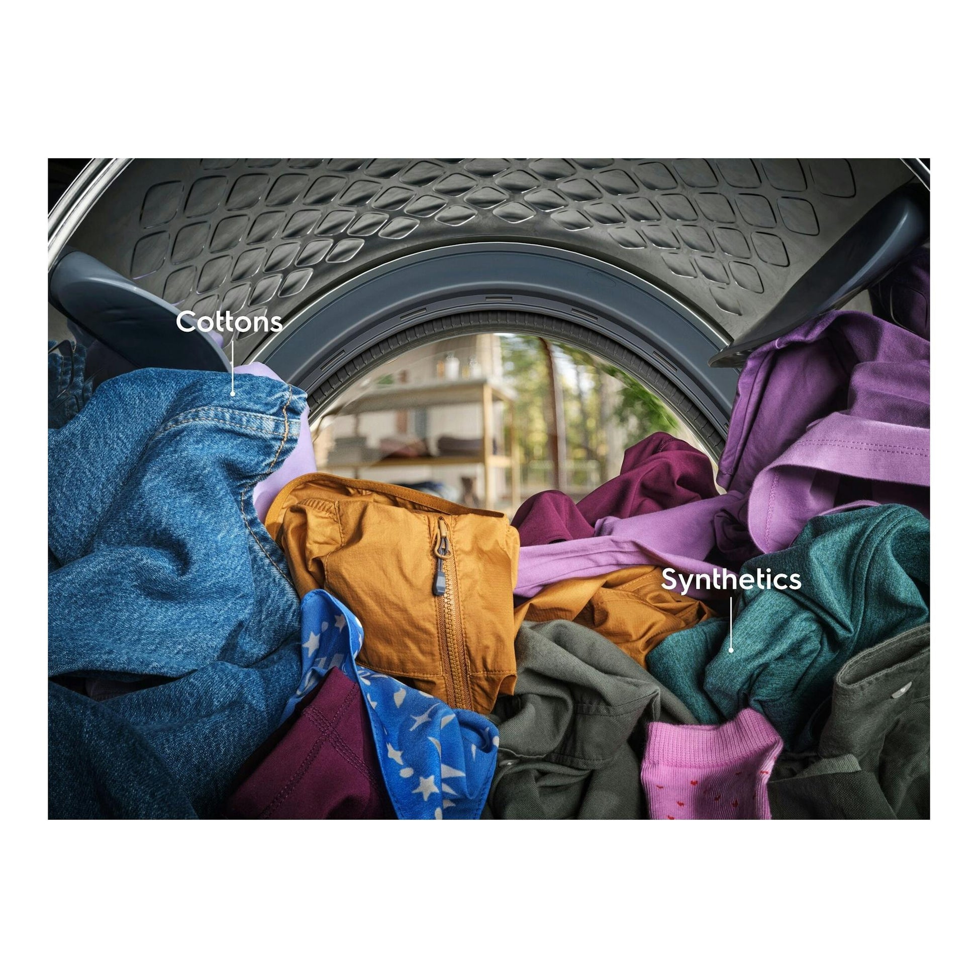 Interior del tambor de una secadora Electrolux EDI629G4BO, con ropa de colores; texto Cottons y Synthetics.