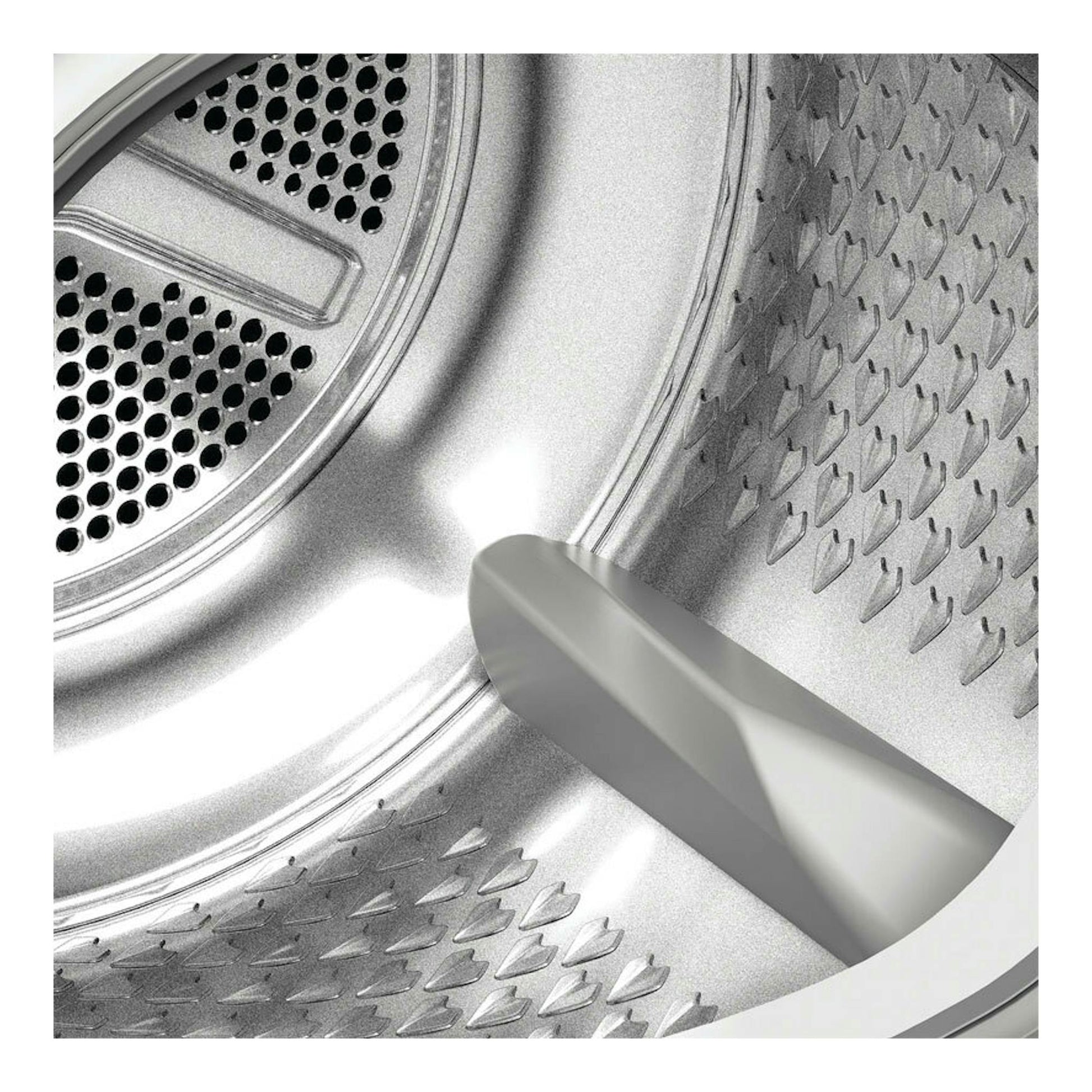 Interior del tambor de una secadora Whirlpool CWD84MWBSSPT de acero inoxidable, con aspas perforadas, vista cercana.