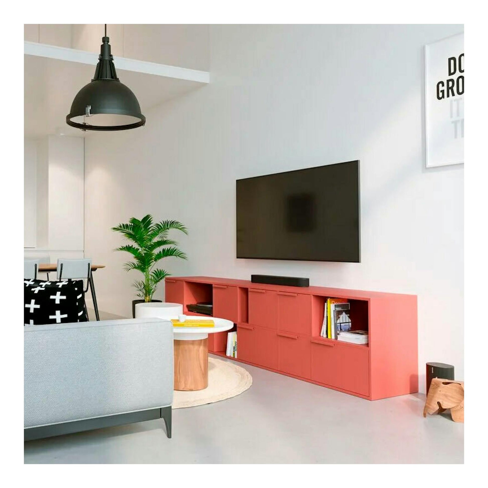 Soporte TV Vogels MA2000 negro con televisor montado en pared, vista frontal en salón moderno.