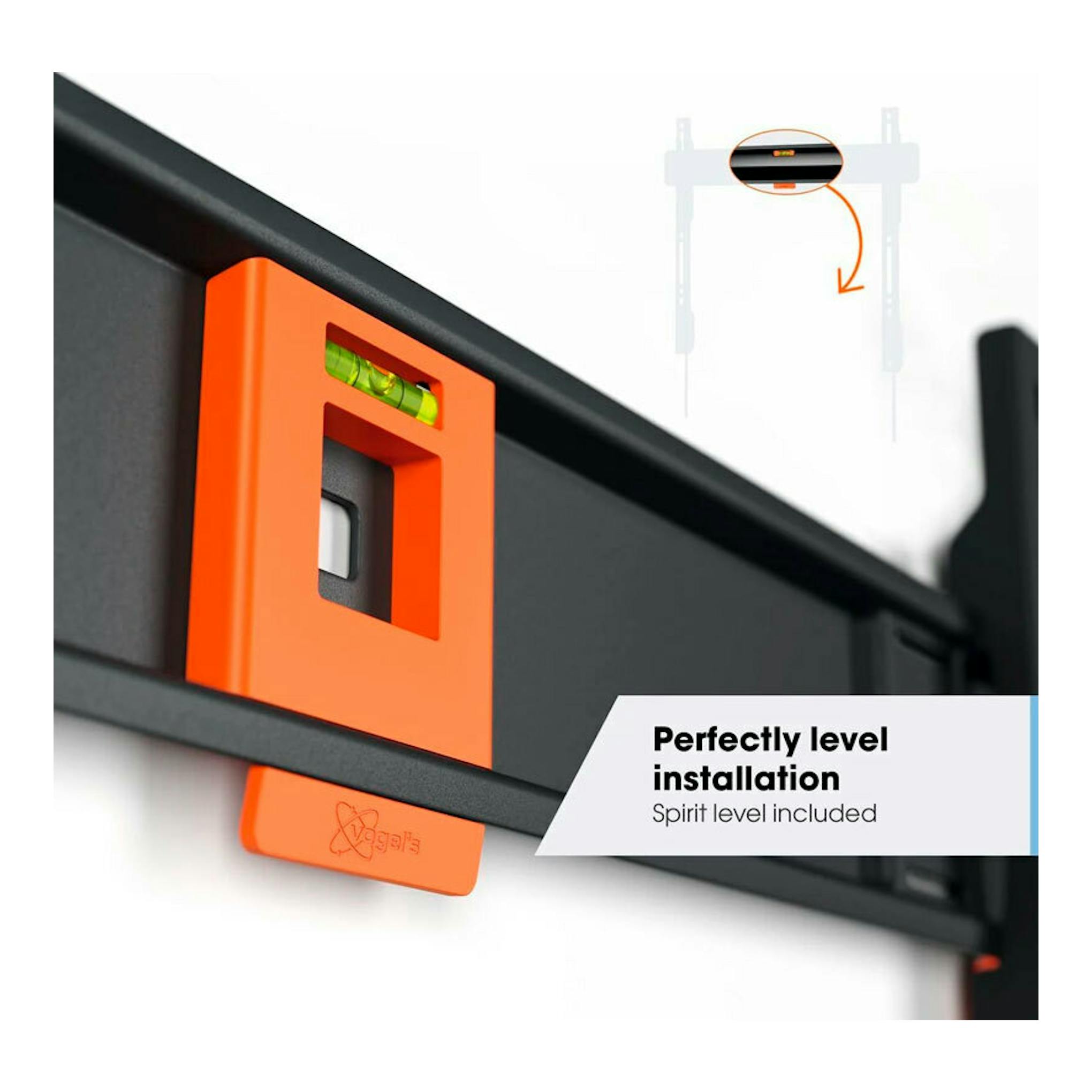 Soporte de pared Vogels TVM 3403 negro, con nivel de burbuja naranja para instalación.