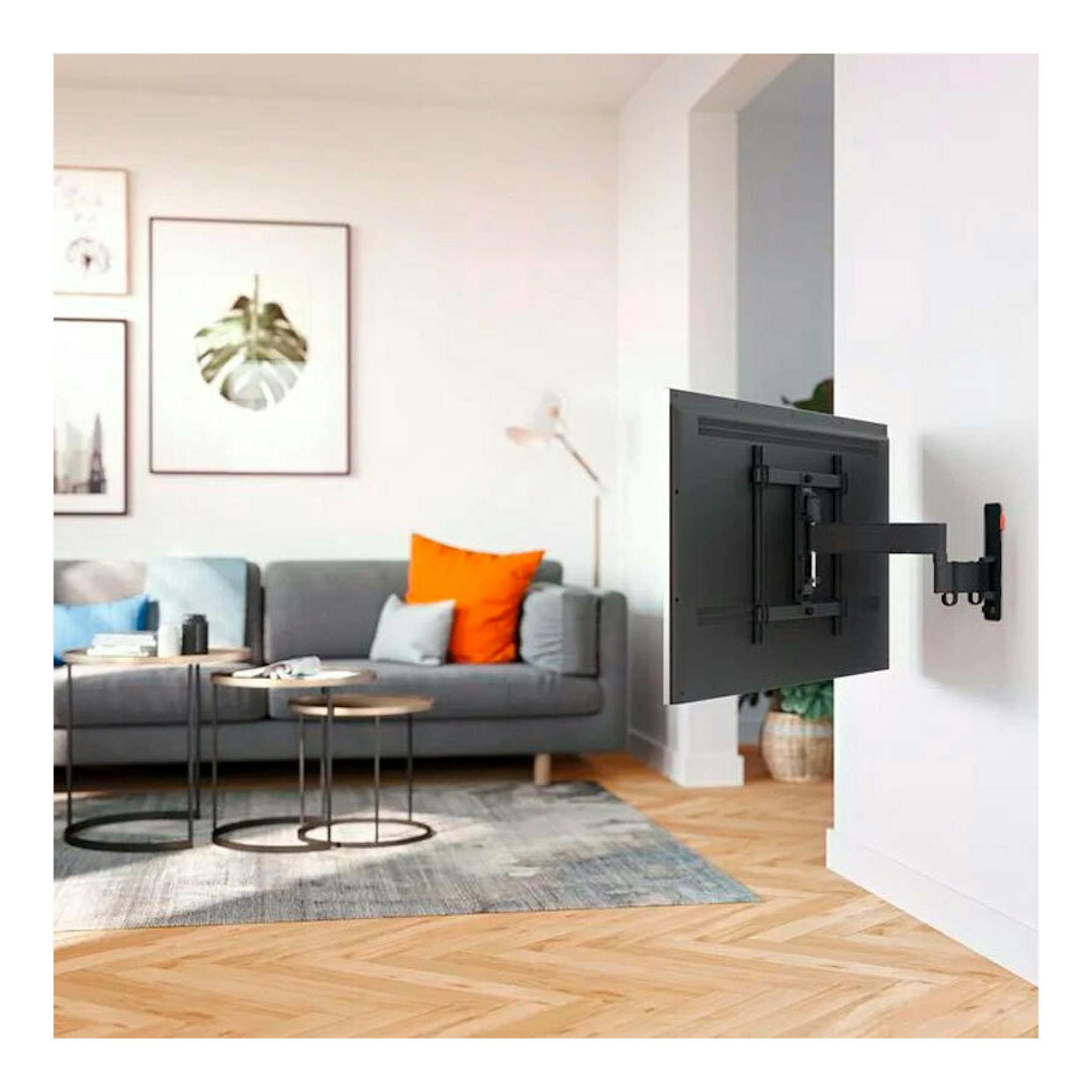 Soporte TV Vogel’s TVM 3443 negro, montado en pared, con televisor en vista lateral.