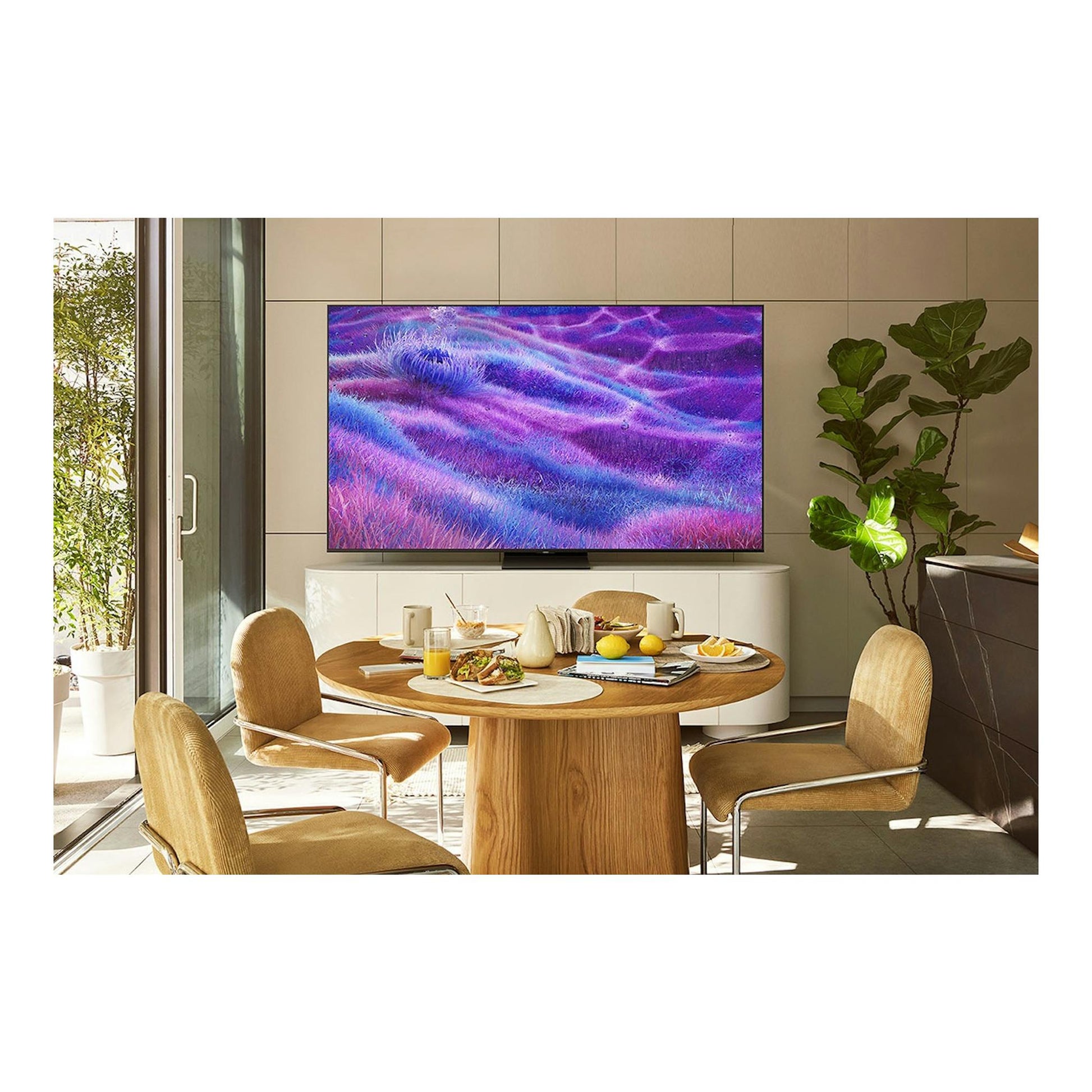 Televisor Samsung TQ55QN80FAUXXC, vista frontal, montado en pared sobre mueble blanco, con imagen morada.