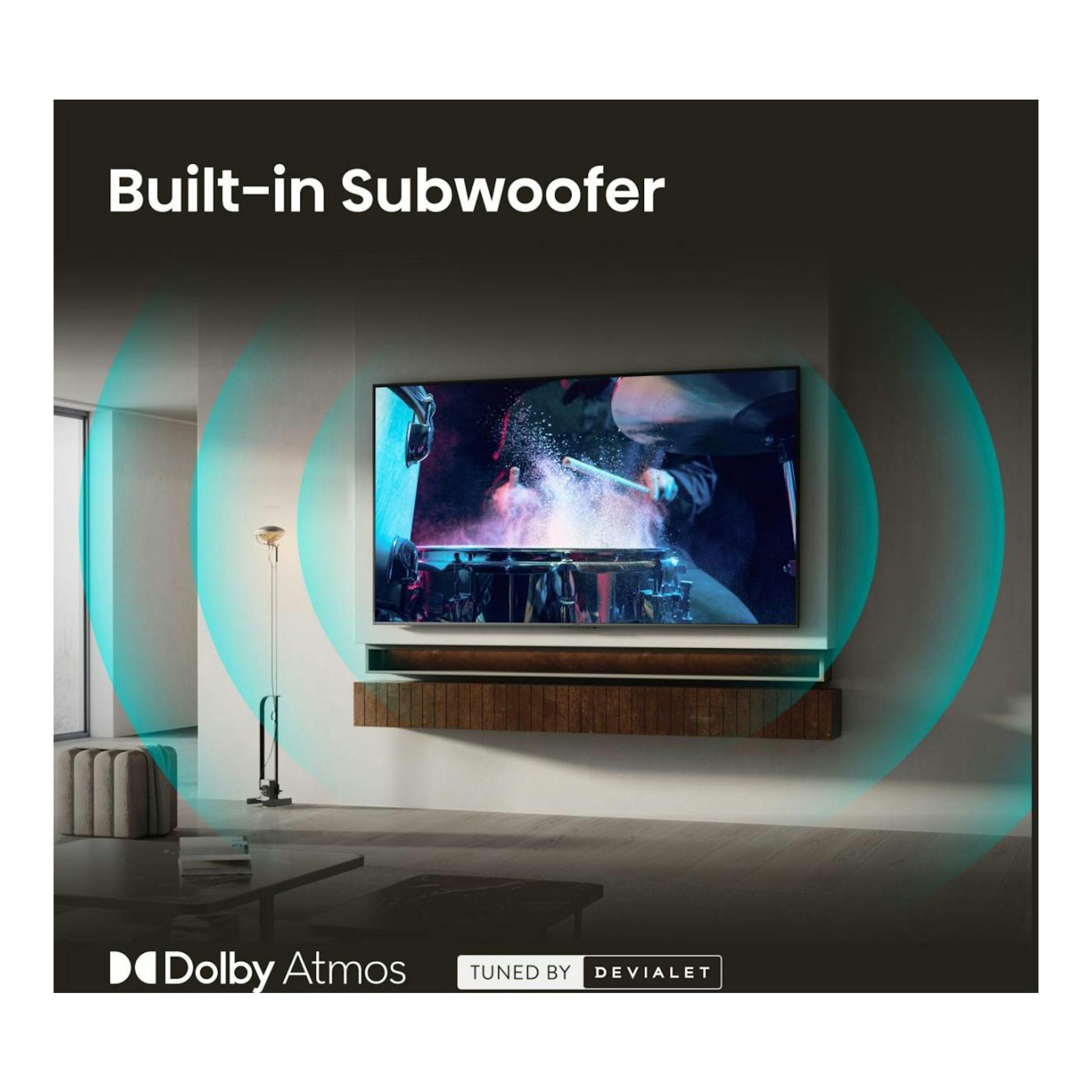 Televisor Hisense 50E8S negro, vista frontal en salón, con texto “Built-in Subwoofer” y logos Dolby Atmos.
