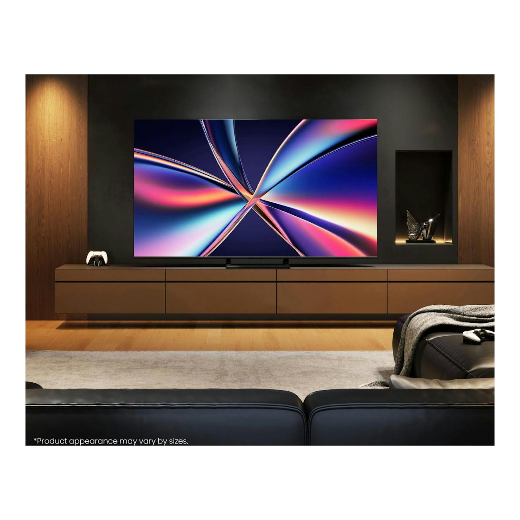 Televisor Hisense 55E8Q, vista frontal, pantalla negra con imagen abstracta en un salón moderno.
