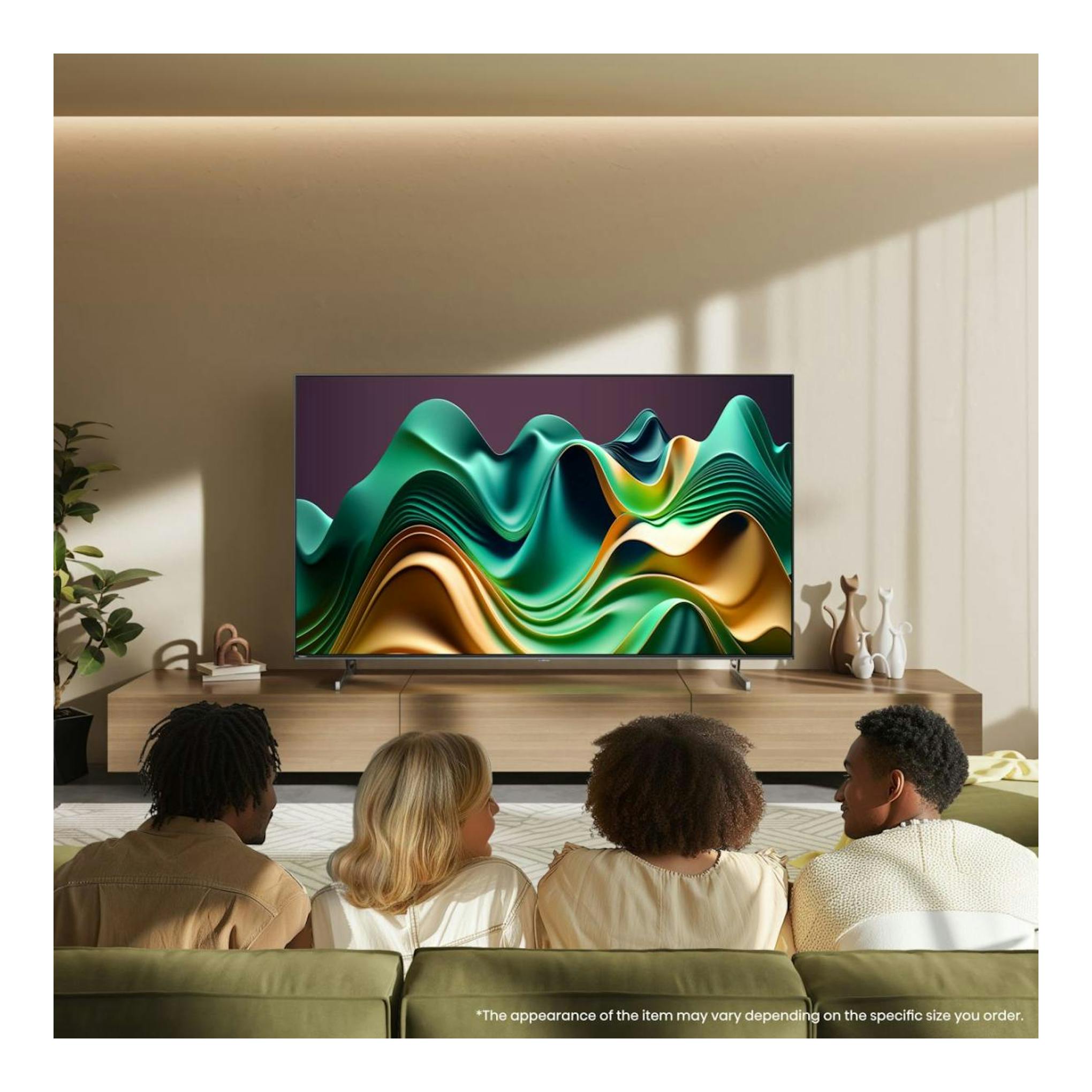 Televisor Hisense 55U6NQ negro, vista frontal en salón, sobre mueble, con cuatro personas sentadas delante.
