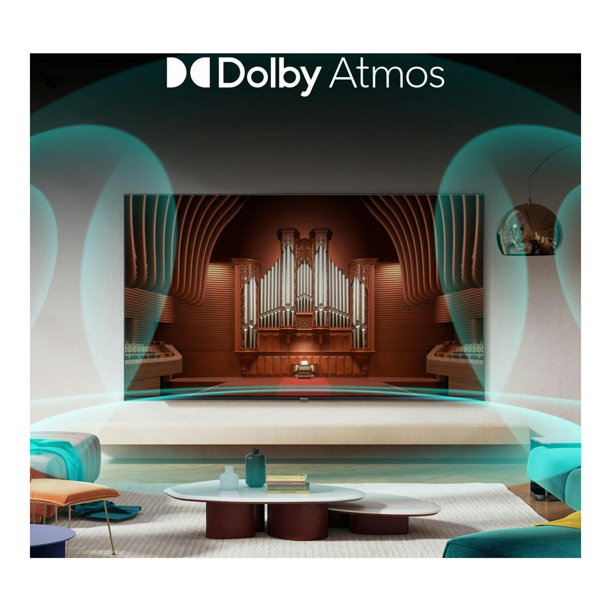 Televisor Hisense 55U6NQ en vista frontal, en salón moderno, con imagen de un órgano y logo Dolby Atmos.