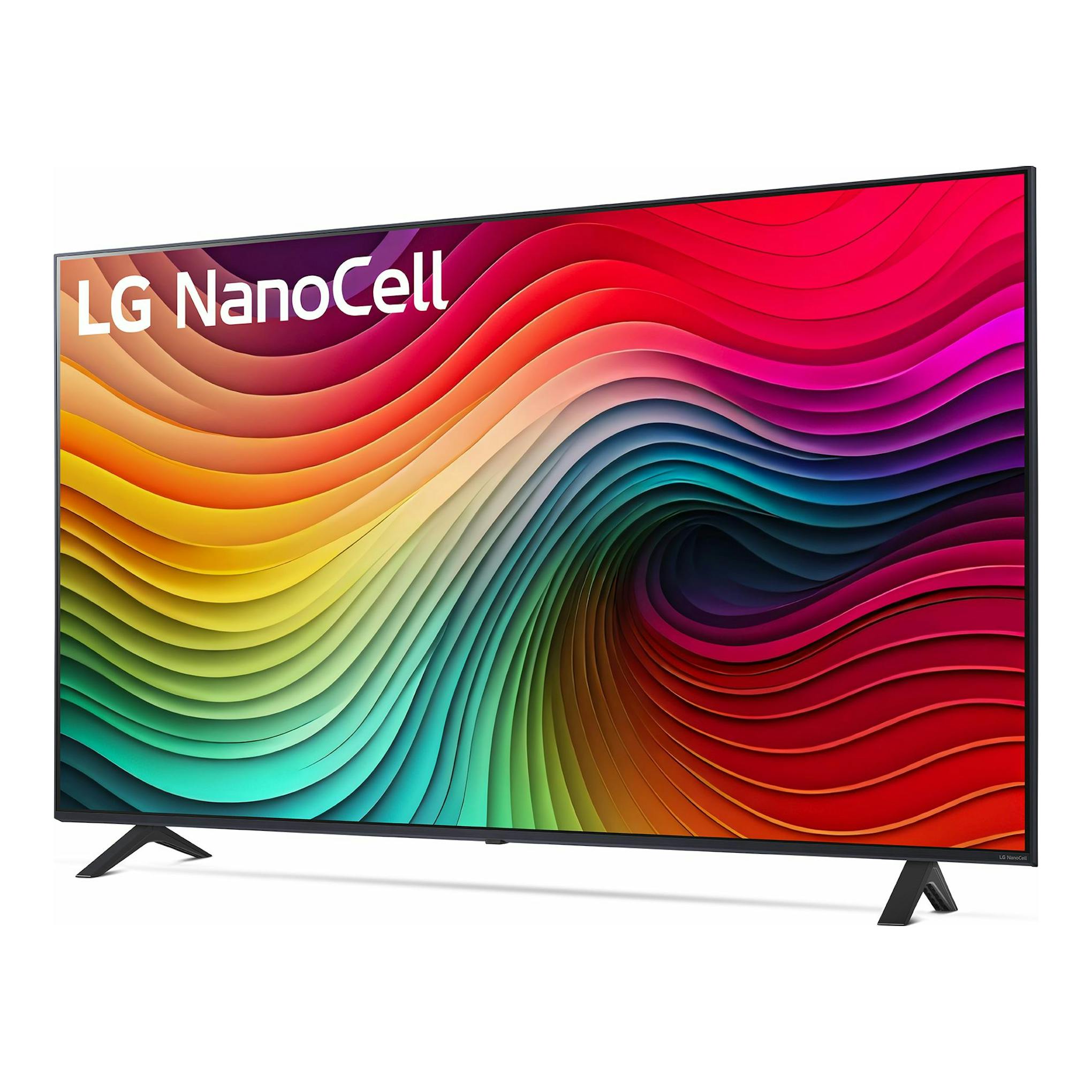 Televisor LG 55NANO82T6B.AEU NanoCell negro, vista frontal en ángulo, con peanas laterales.