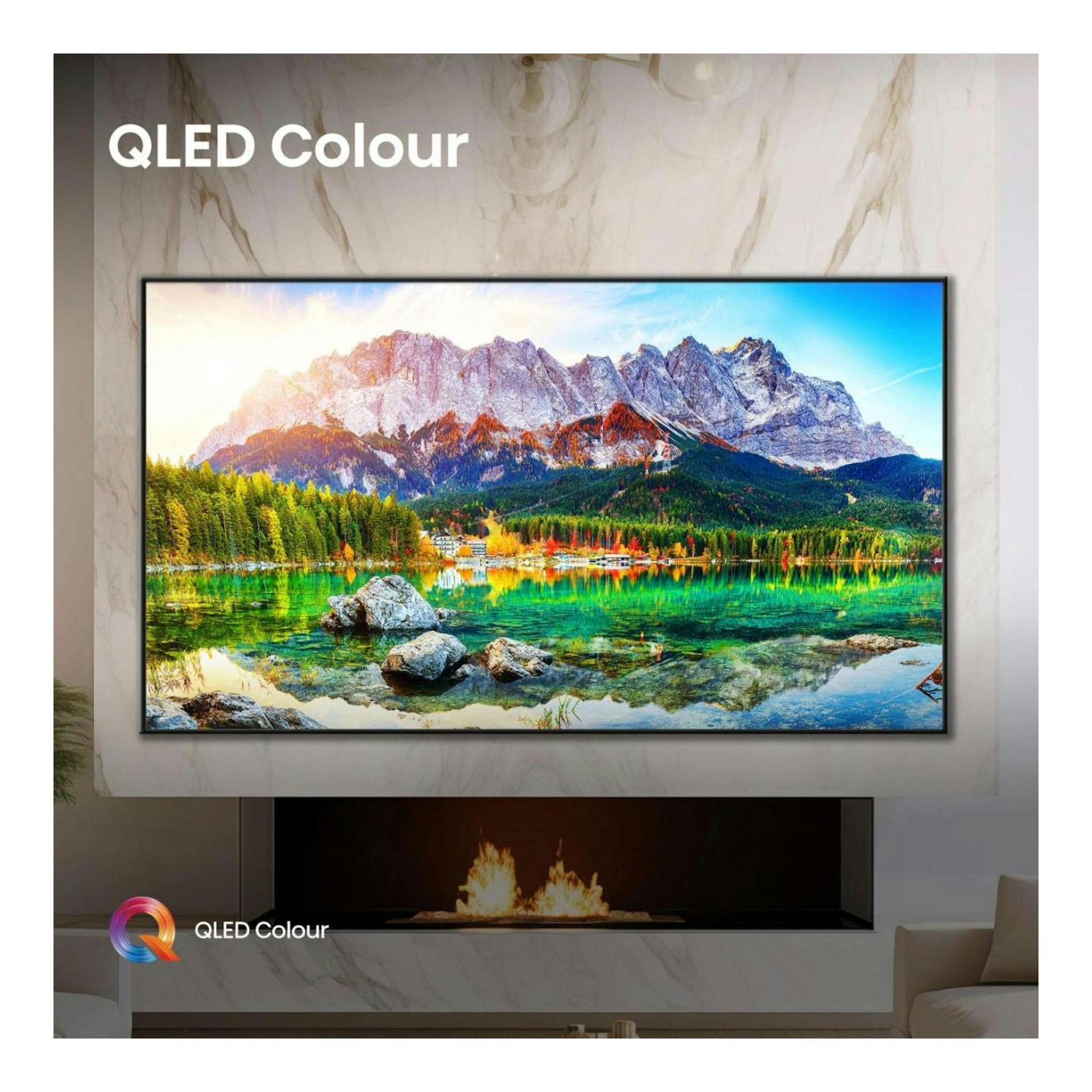 Televisor Hisense 55E8Q, vista frontal, montado en pared, con paisaje en pantalla y texto “QLED Colour”.