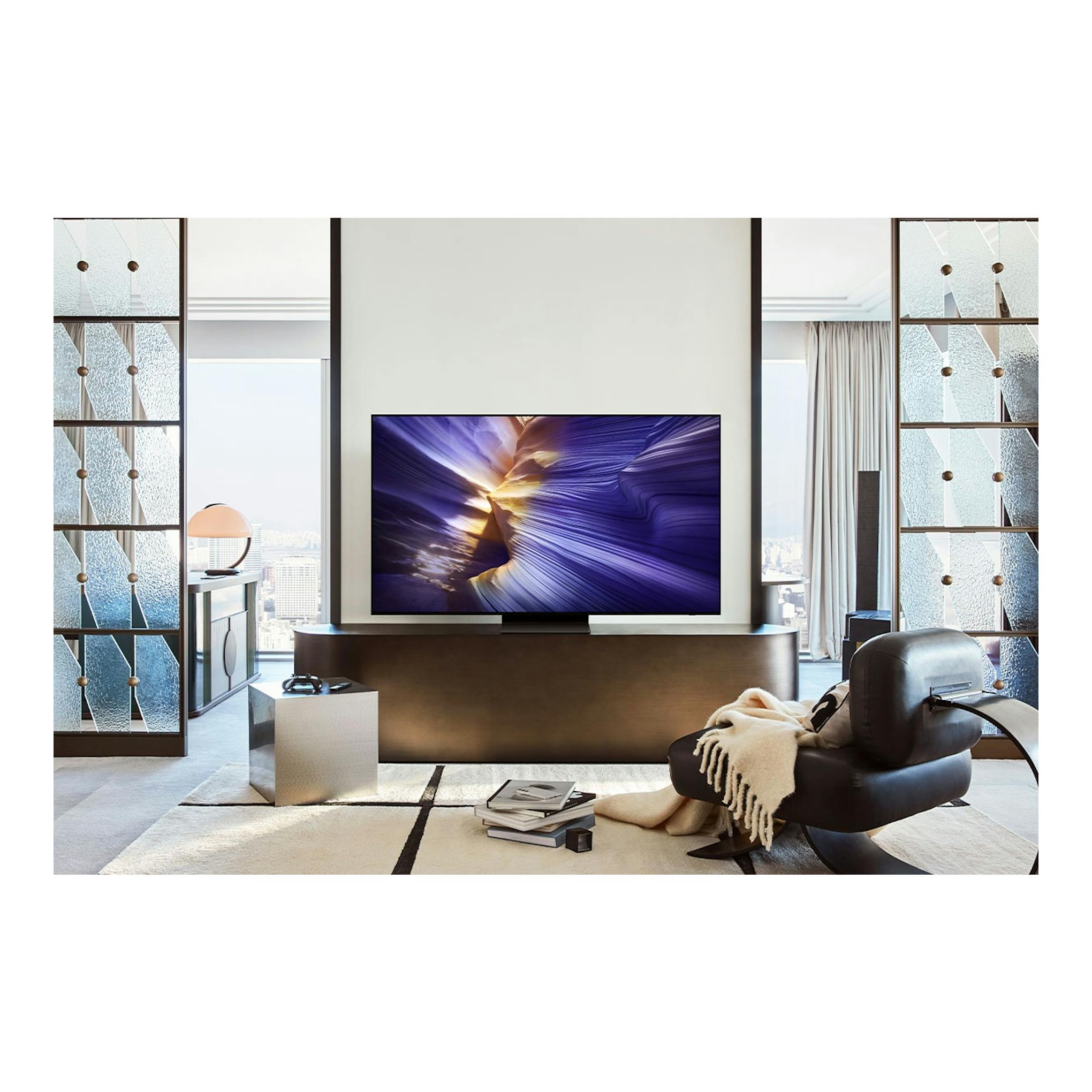 Televisor Samsung TQ55S90FAEXXC negro, vista frontal, encendido en salón moderno.