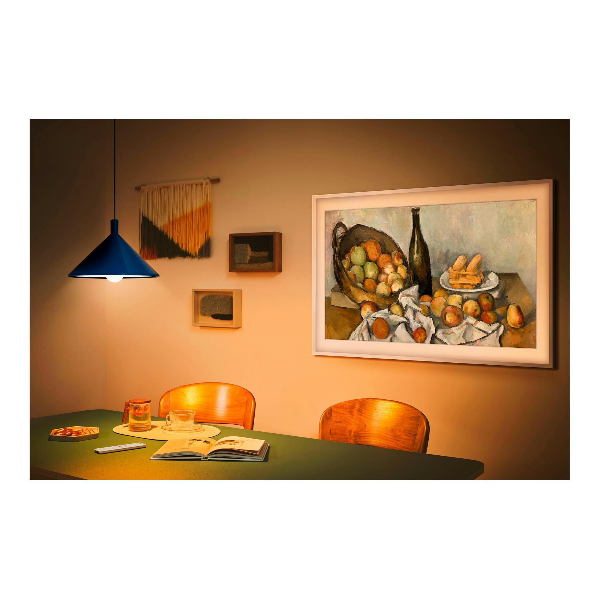 Televisor Samsung The Frame TQ55LS03FAUXXC, vista frontal, montado en pared, con marco blanco y arte en pantalla.
