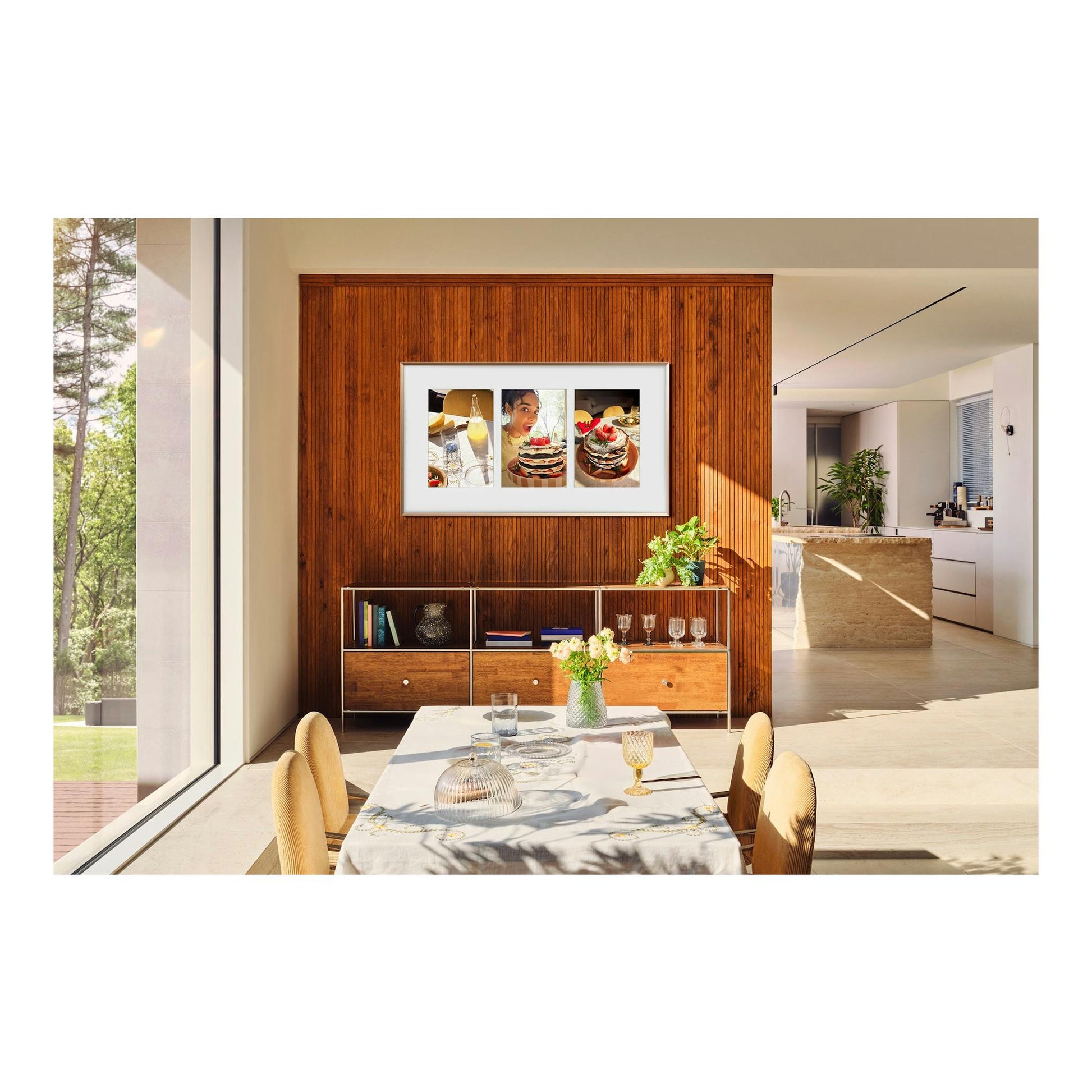 Televisor Samsung The Frame TQ55LS03FAUXXC, vista frontal, montado en pared con imágenes enmarcadas.