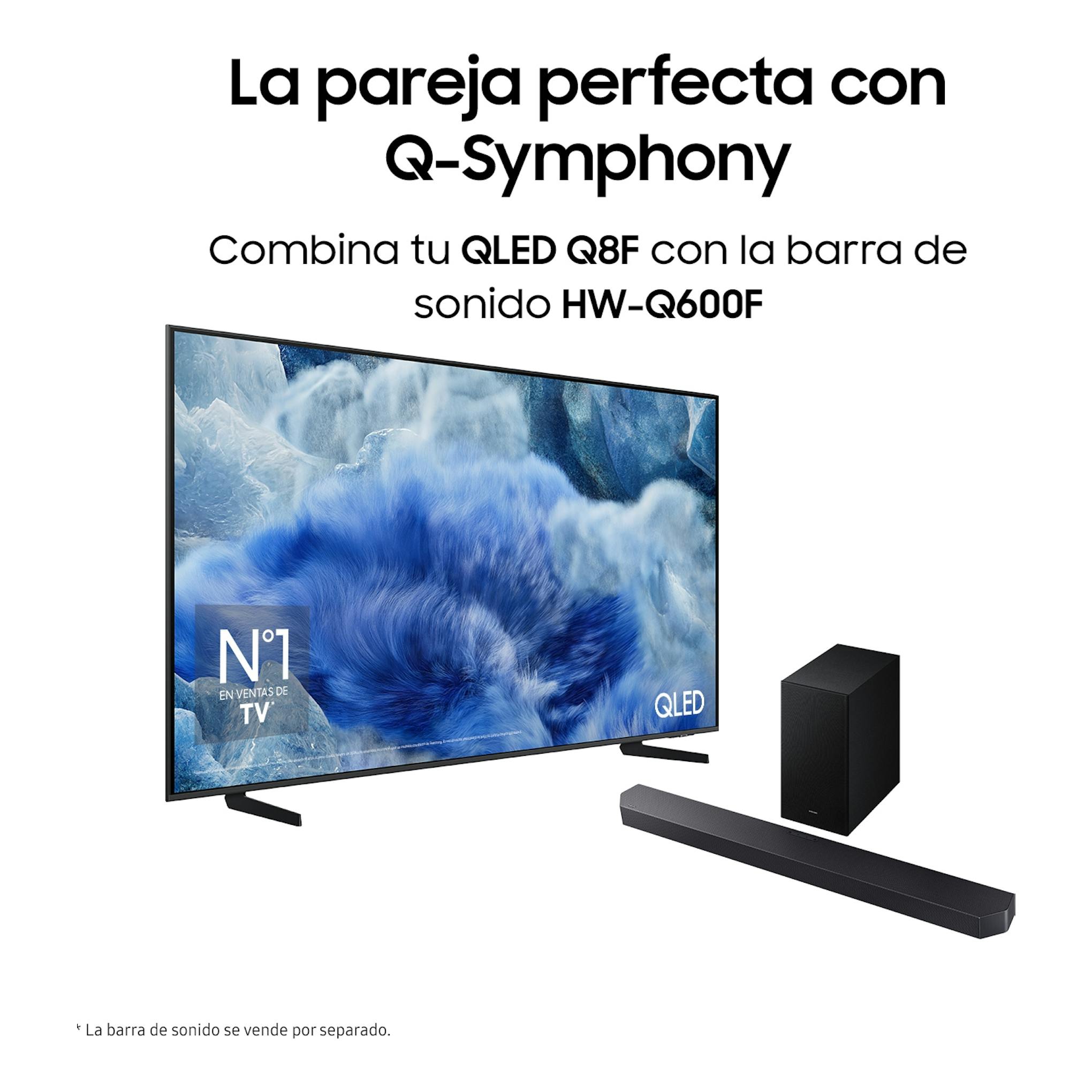 Televisor Samsung TQ55Q8FAAUXXC QLED, vista en ángulo, con barra de sonido y subwoofer negros sobre fondo blanco.