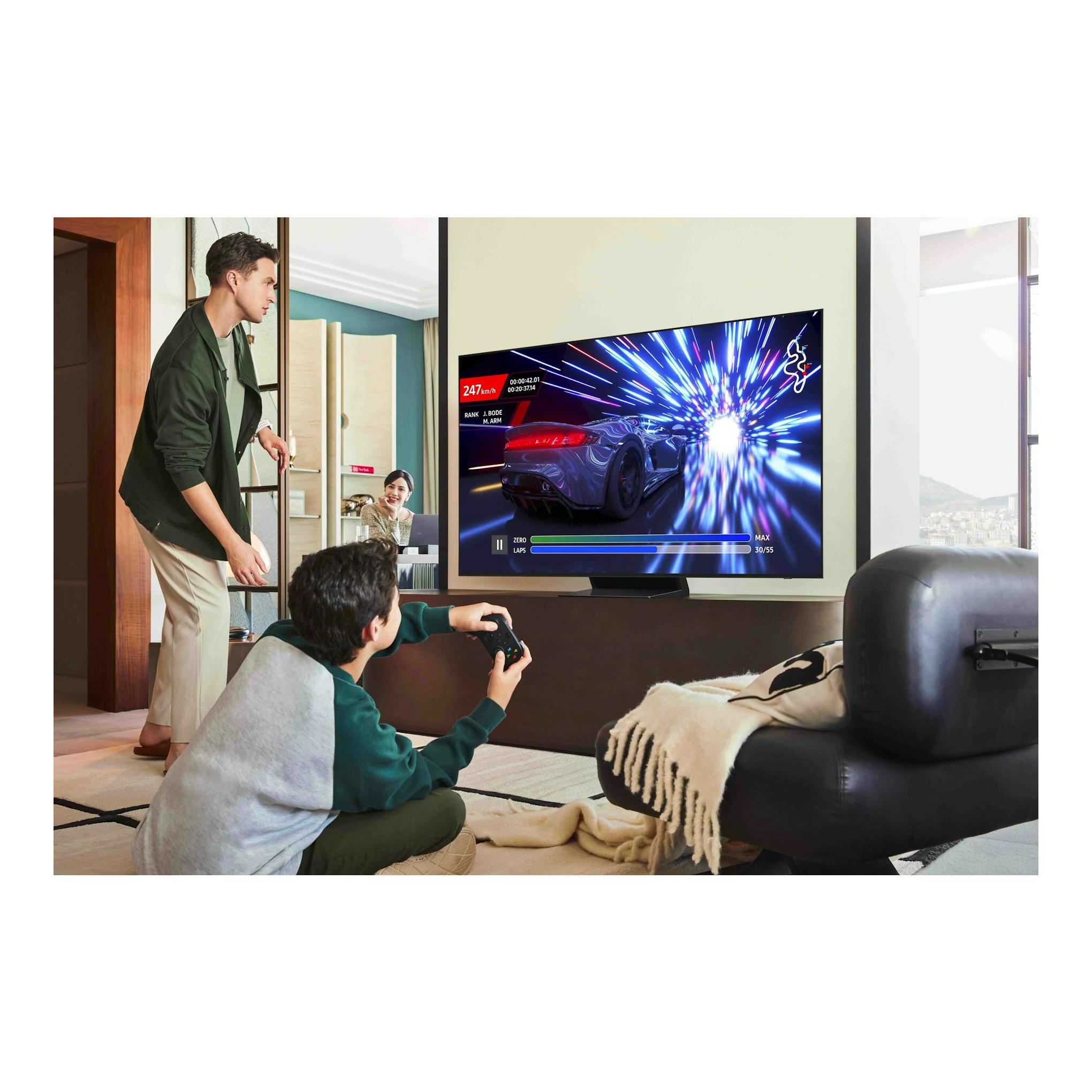 Televisor Samsung TQ55S90FAEXXC negro, vista frontal ligeramente angulada, sobre soporte, con una carrera en pantalla.